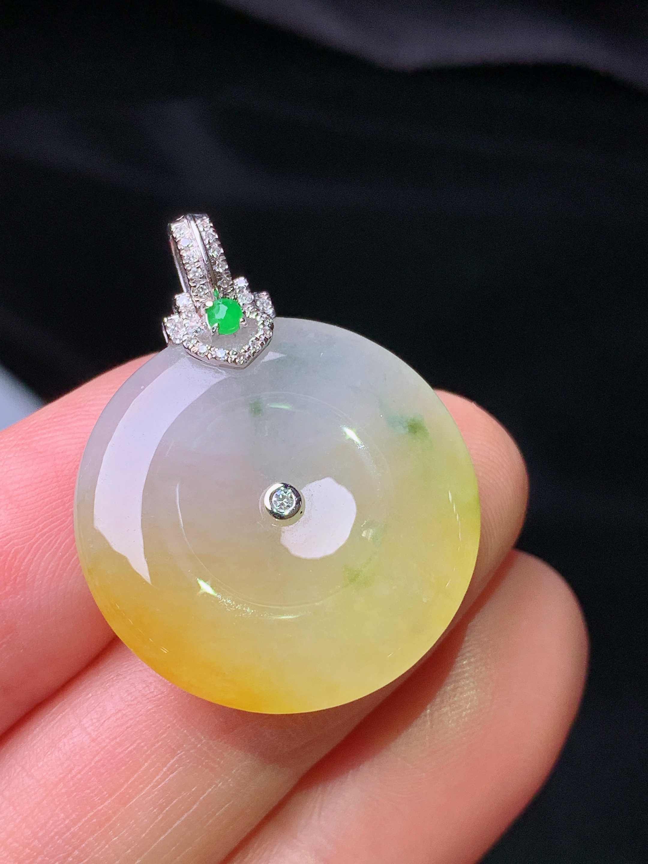 18k金钻镶嵌飘黄翡平安扣吊坠 玉质细腻 色泽艳丽清新 水润亮眼 整体尺寸29.5*23*4.8