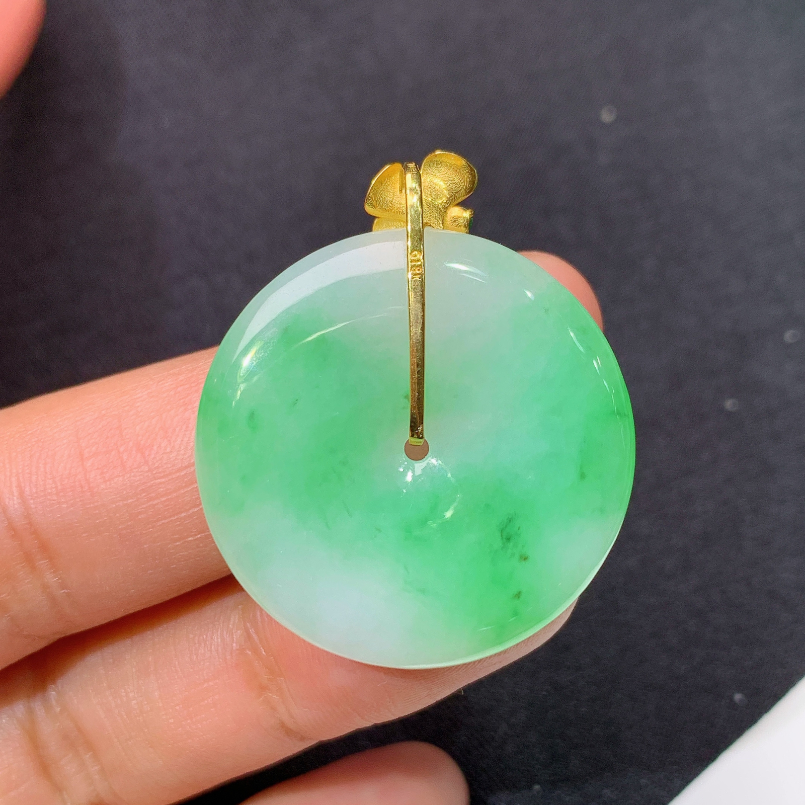 飘绿平安扣吊坠，18k金镶嵌，冰润色阳，玉质细腻，种水足，J34 尺寸33.6*28.2*4.3