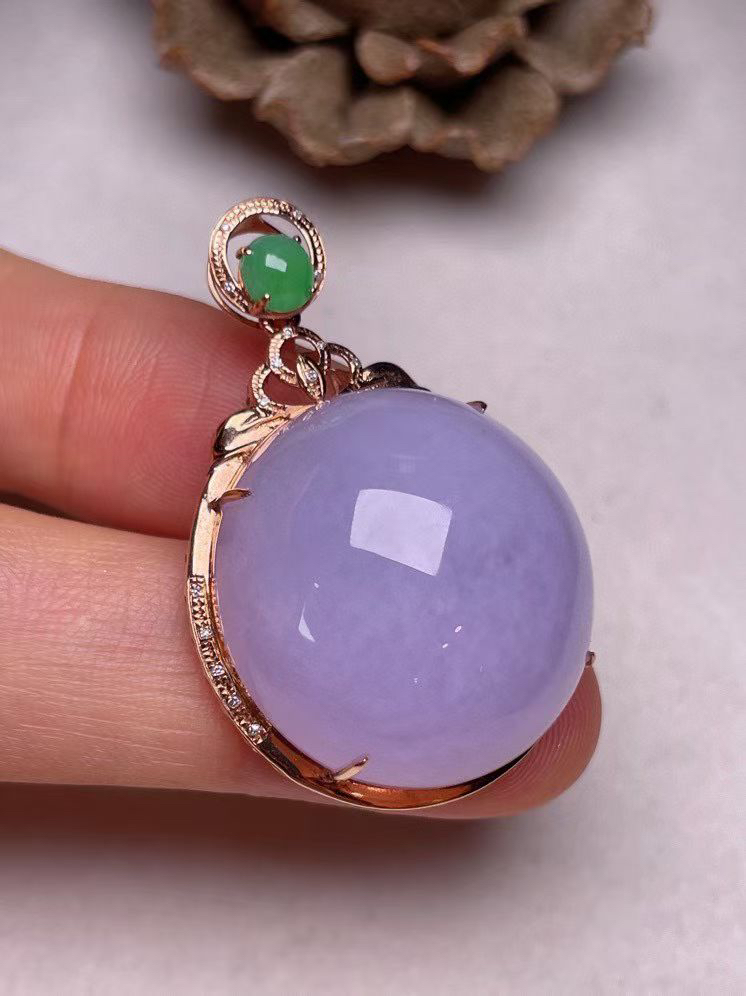 冰糯种紫罗兰大蛋面吊坠，真金真钻镶嵌，种水好，玉质细腻 .裸石尺寸 22.0