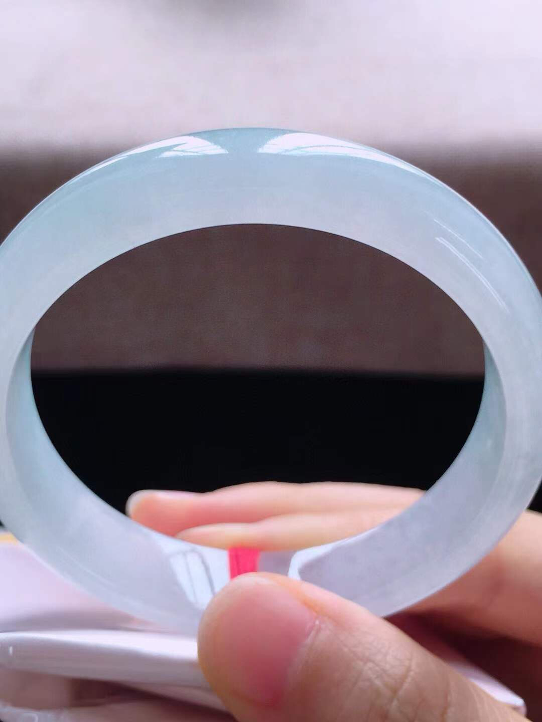 【翡翠名称】老坑种白冰53.5正圈口手镯
【翡翠尺寸】53.5*12*7mm适合52.5-55正圈口佩戴
【翡翠描述】宝贝种老水足，玉质细腻，色泽靓丽，性价比高，佩戴效果好！
【其它赠送】权威证书/精美挂绳盒子/支持全国复检