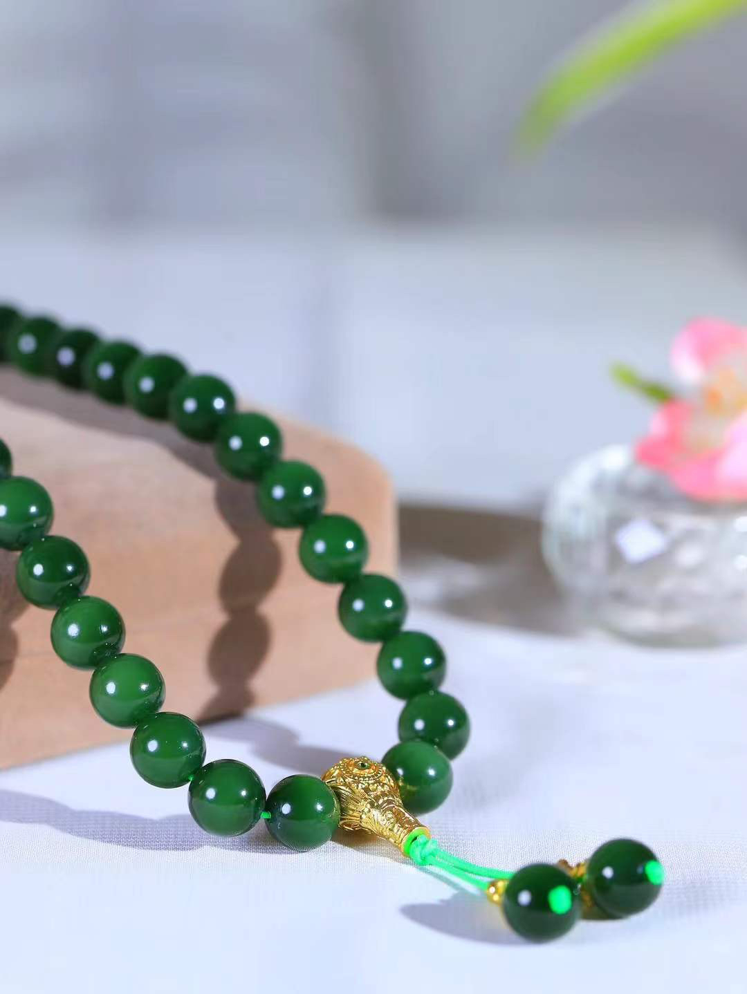 【链.108】

精品和田玉碧玉圆珠108挂链 玉质温润细腻 油性十足 佩戴舒适。珠珠落玉盘，间关莺语花底滑，一生美好时光，无论身在何处，都有它相伴相守。事事顺遂，幸福美满，吉祥如意。重156克 尺寸取一9.5mm FDA-7824392