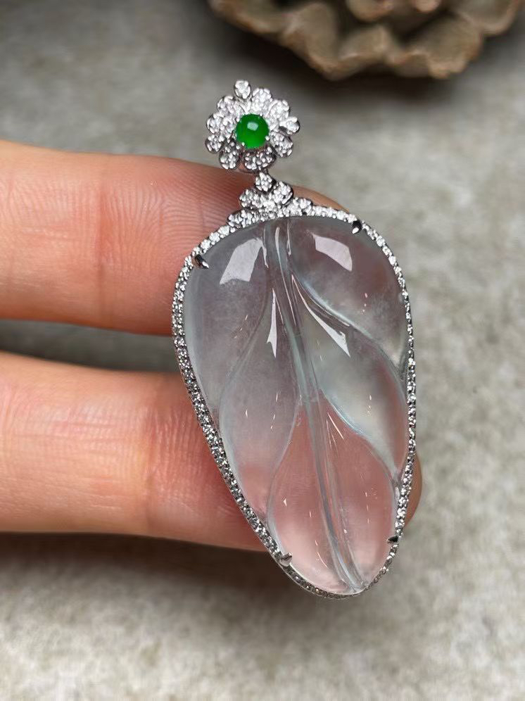 冰种叶子吊坠、真金真钻镶嵌，种水好，玉质细腻 .裸石尺寸 30.0*17.5.