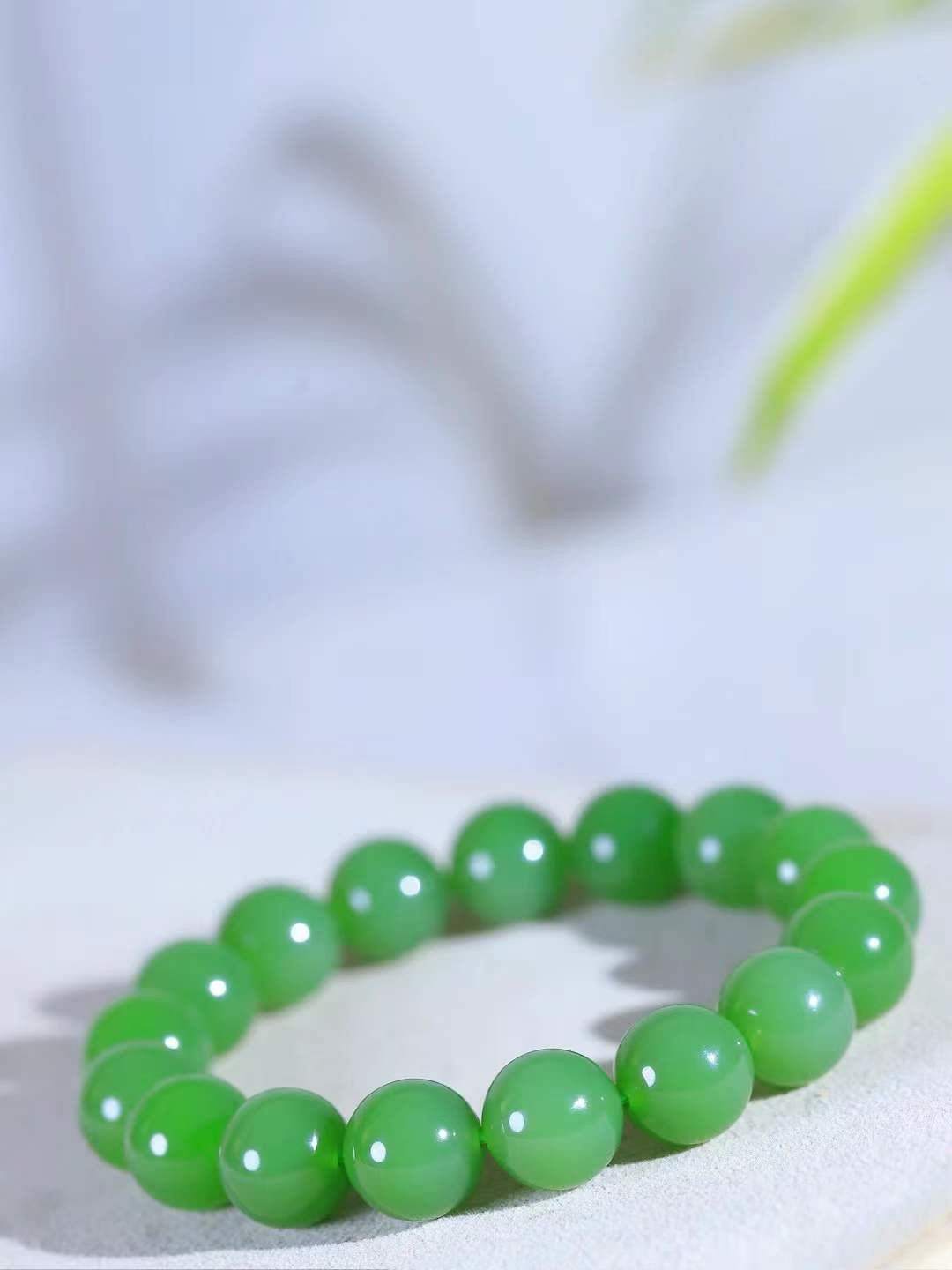 【珠圆玉润.手串】

收藏级️和田玉碧玉珠圆玉润手串 玉质温润细腻  整串打磨圆润，佩戴舒适。珠珠落玉盘，间关莺语花底滑，一生美好时光，无论身在何处，都有它相伴相守。事事顺遂，幸福美满，吉祥如意。重47克 尺寸取一12mm  FDA-8826334