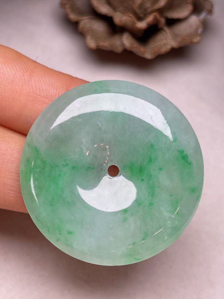 冰糯种飘绿【平安扣】吊坠，种水好，玉质细腻 ，卖相好