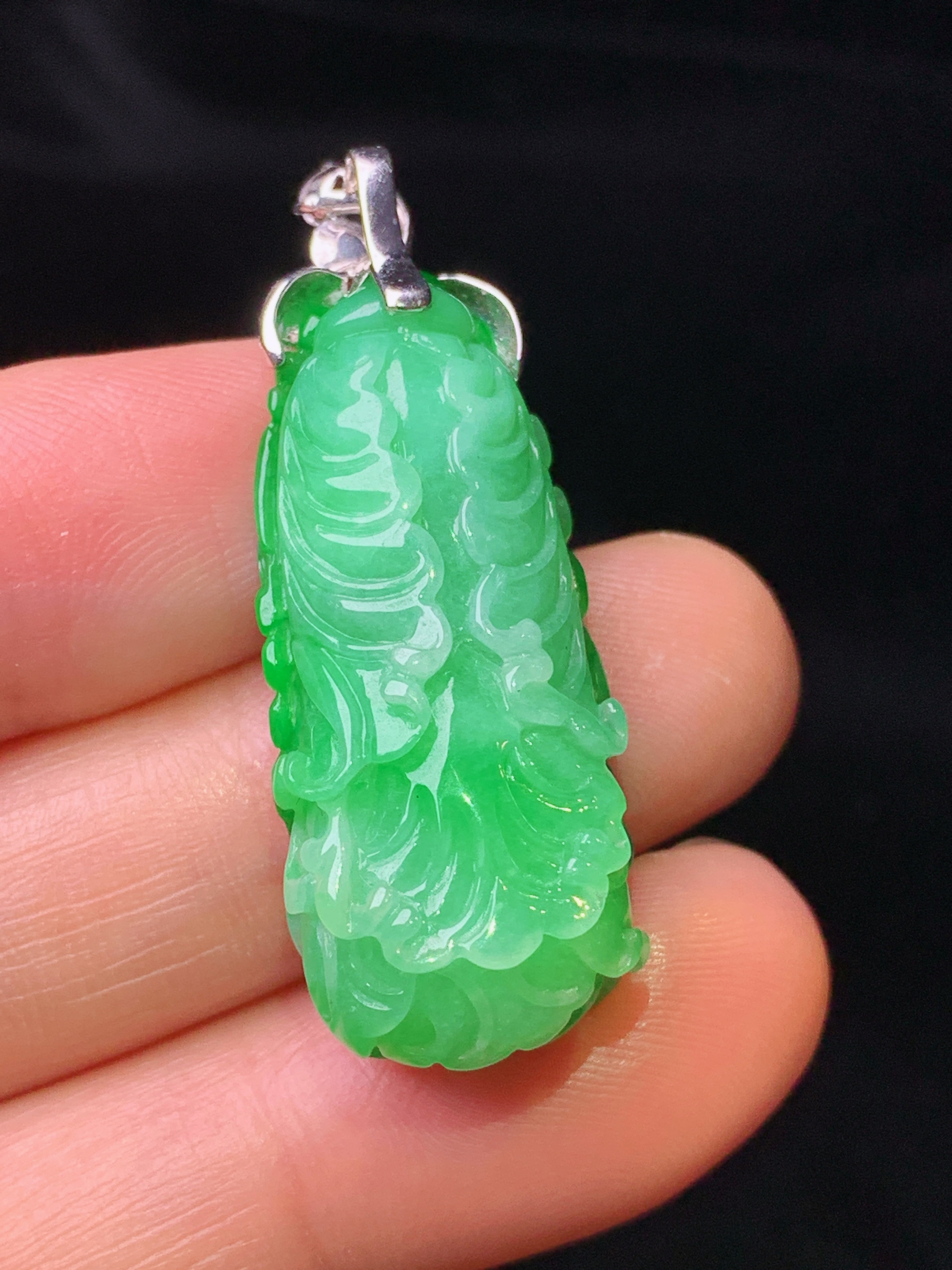 18k金钻镶嵌翠绿白菜吊坠 玉质细腻 色泽艳丽清新 水润亮眼 整体尺寸39*13.8*10.8