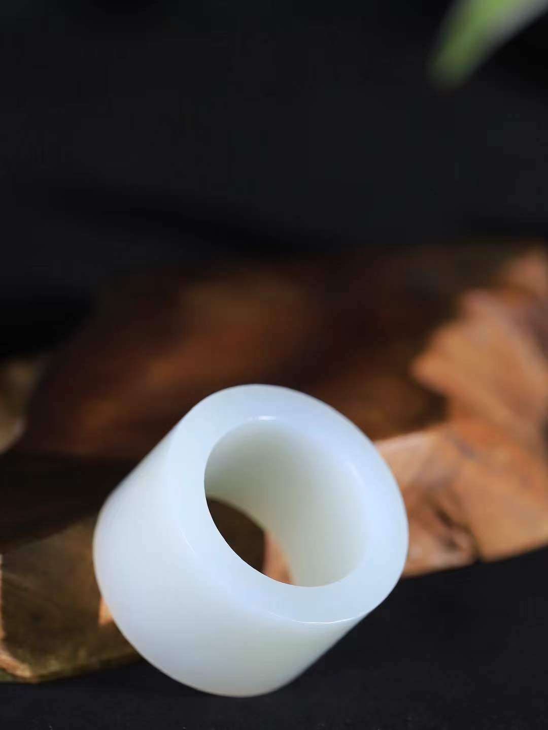 【古韵·扳指】

精品和田玉白玉扳指，玉质温润，油润感十足， 整器古韵生辉。优雅高贵。运筹帷幄于掌中，决胜于千里之外。重26.3克 内径圈口22.2mm尺寸21-5mmFDL-3634942