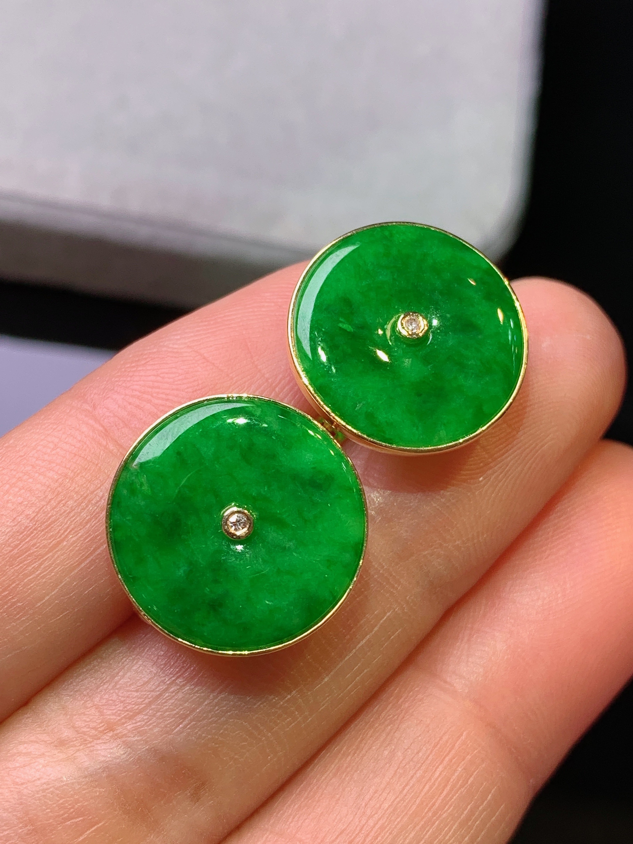 18k金镶嵌翠绿平安扣耳钉 玉质细腻 色泽艳丽清新 水润亮眼 整体尺寸15.5*2