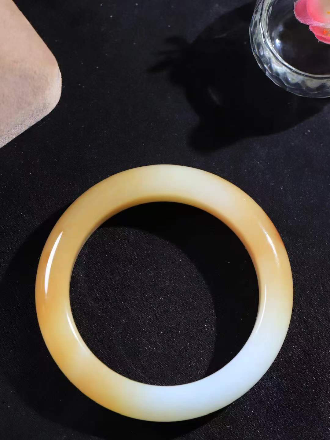 【暖玉生香·手镯】

收藏级臻品和田玉糖白玉手镯，质地油润细腻，色泽高贵典雅，镯型古朴典雅。在诗情画意的雨巷相遇，你是我腕间的一抹风情，有你眸有深情，清风荡漾湖间静水，我愿俯身低眉，在烟波涟漪处，寻你深情倩影。内径55mm尺寸14-10mm重67克  6928358A