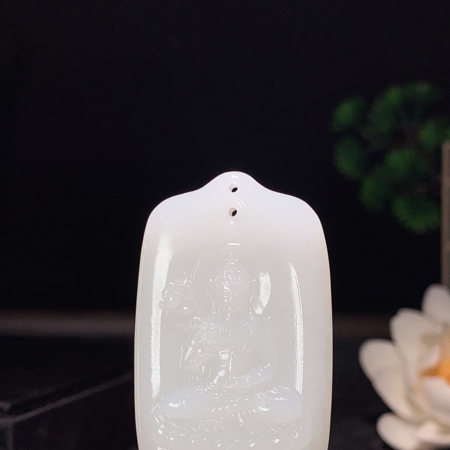 新疆和田玉羊脂玉座莲观音挂件。尺寸50/30/10重31克。玉质细腻油润。手推出油。佩戴高端典雅。lt260309