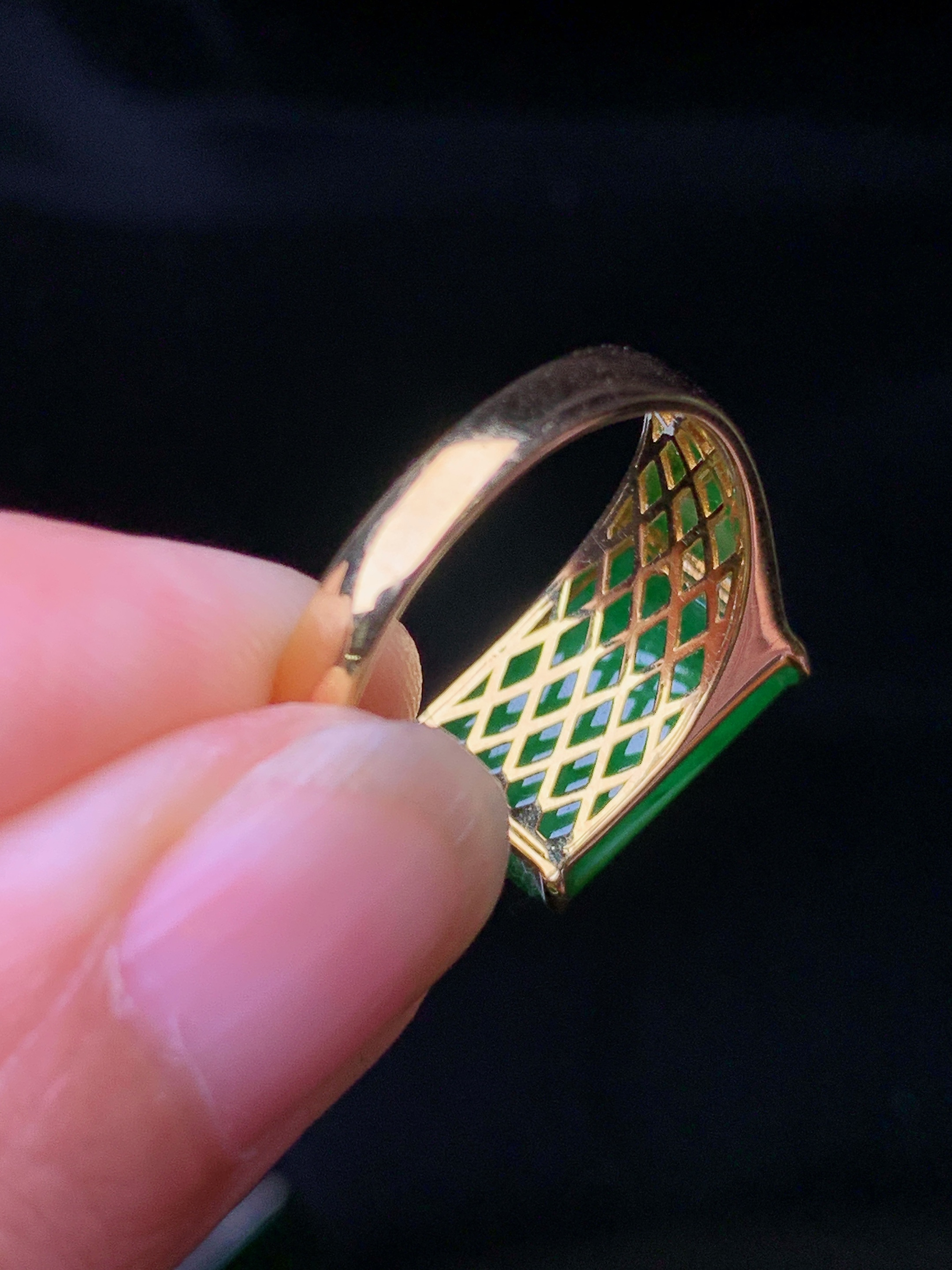 18k金钻镶嵌翠绿玉柱戒指 玉质细腻 色泽艳丽清新 水润亮眼 圈口16 整体尺寸8.3*13*4.2