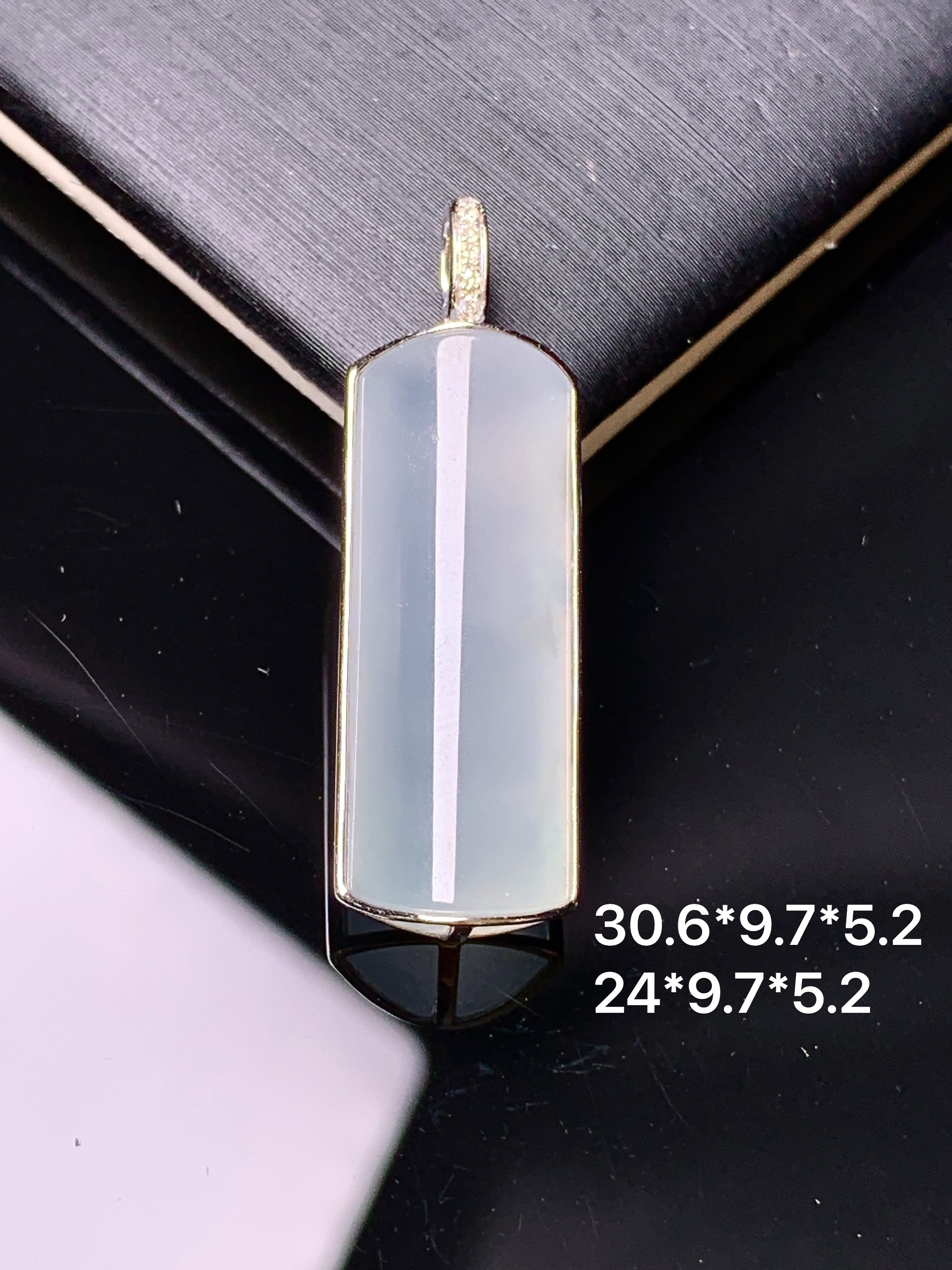 冰种玉柱吊坠 玉质细腻 色泽艳丽清新 水润亮眼 整体尺寸30.6*9.7*5.2