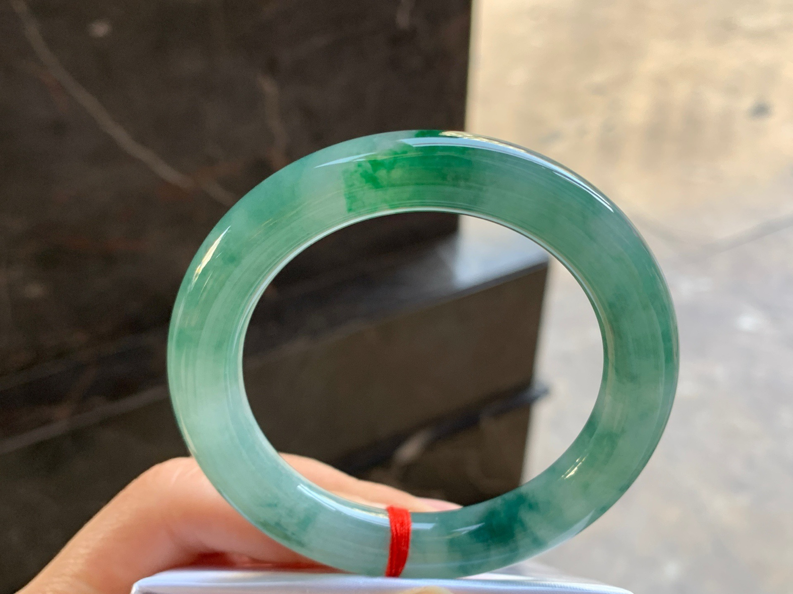 52.5-10.6

浓绿色圆条手镯^_^颜色鲜艳