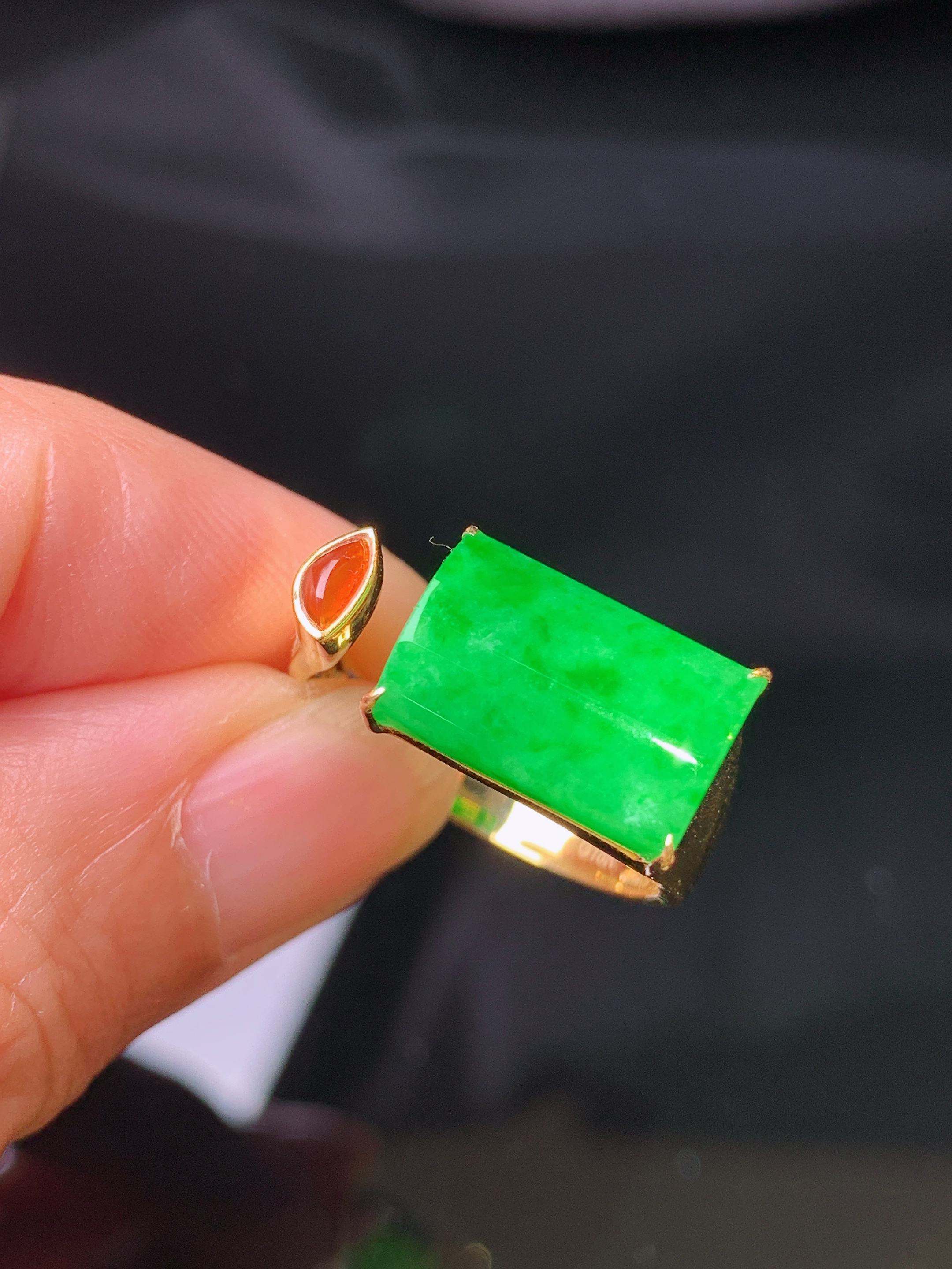 18k金钻镶嵌翠绿玉柱戒指 玉质细腻 色泽艳丽清新 水润亮眼 圈口16 整体尺寸8.3*13*4.2