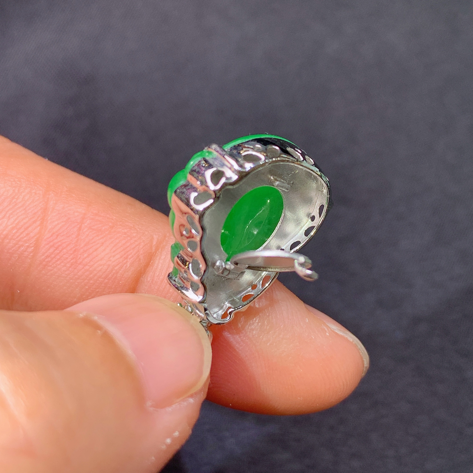 冰阳绿葫芦吊坠，18k金镶嵌，冰润色阳，玉质细腻，种水足，Cr 尺寸23.6*14*6.1