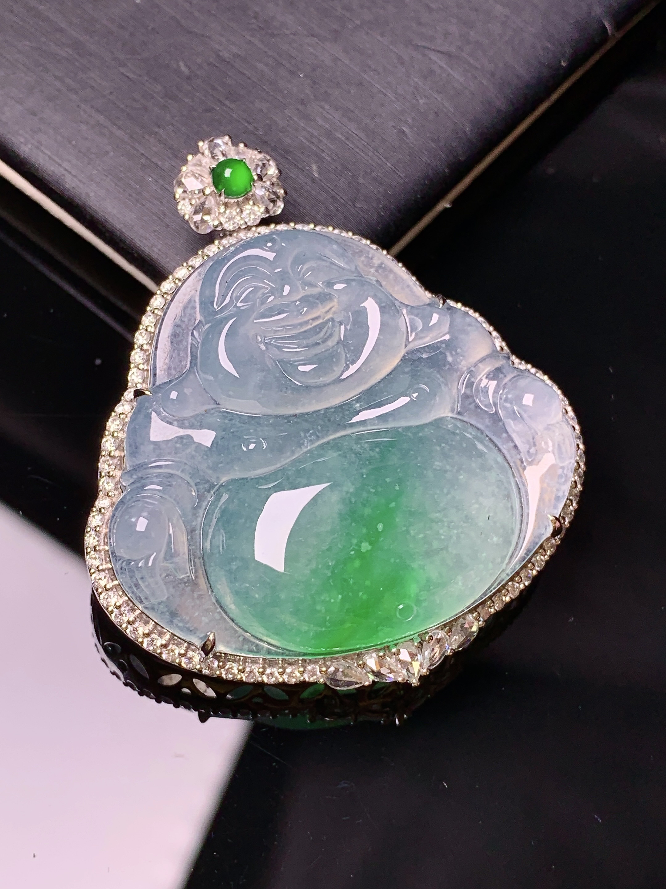 18k金钻镶嵌冰种飘绿佛公吊坠 玉质细腻 色泽艳丽清新 水润亮眼 整体尺寸43.8*37.7*11.