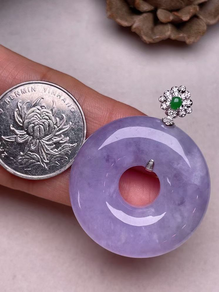 冰糯种紫罗兰平安扣吊坠，真金真钻镶嵌，种水好，玉质细腻 .裸石尺寸 34.0
