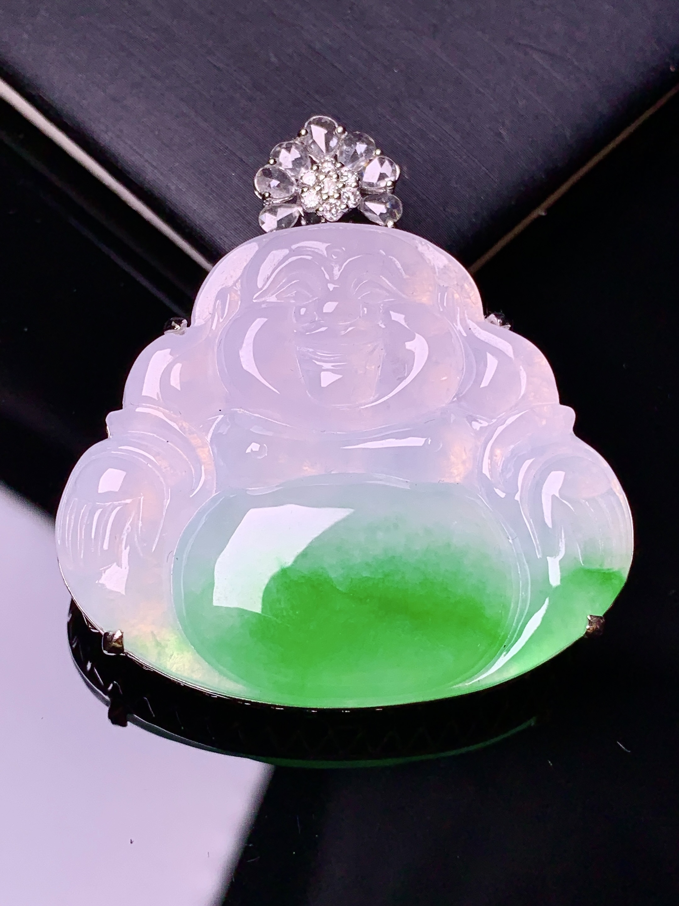 18k金钻镶嵌飘绿佛公吊坠 玉质细腻 色泽艳丽清新 水润亮眼 整体尺寸42*38.6*11