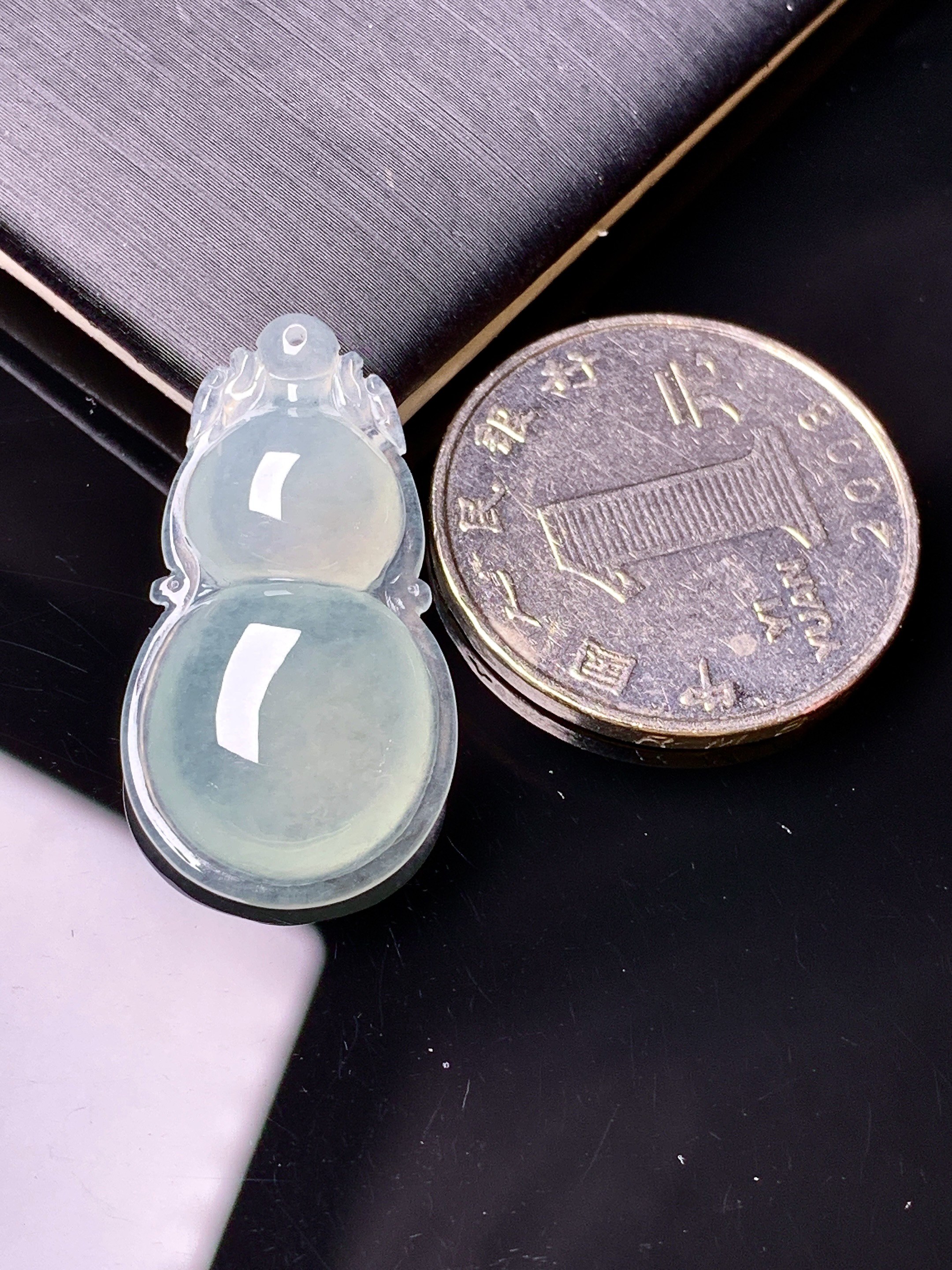 冰种葫芦吊坠 玉质细腻 色泽艳丽清新 水润亮眼 整体尺寸28.5*15.6*5.6