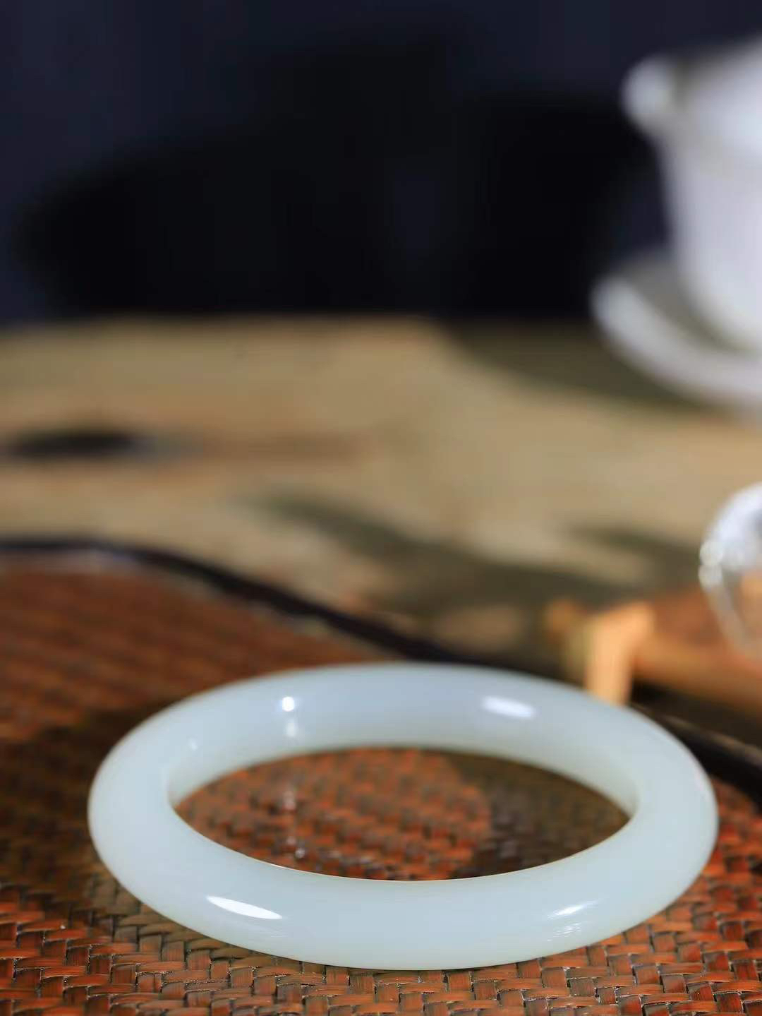 （一见倾心.手镯）

精品和田玉手镯，玉质温润细腻 油性十足 手感舒适，高华雅逸，线条流畅，简约大气