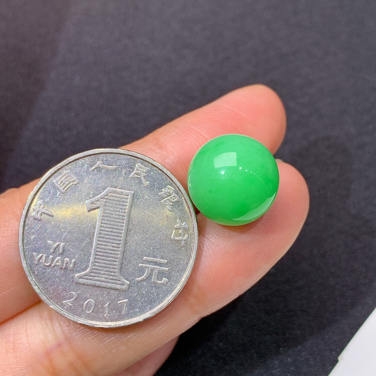 阳绿圆珠，镶嵌佳品，冰润色阳，玉质细腻，种水足，Hl 尺寸12.4