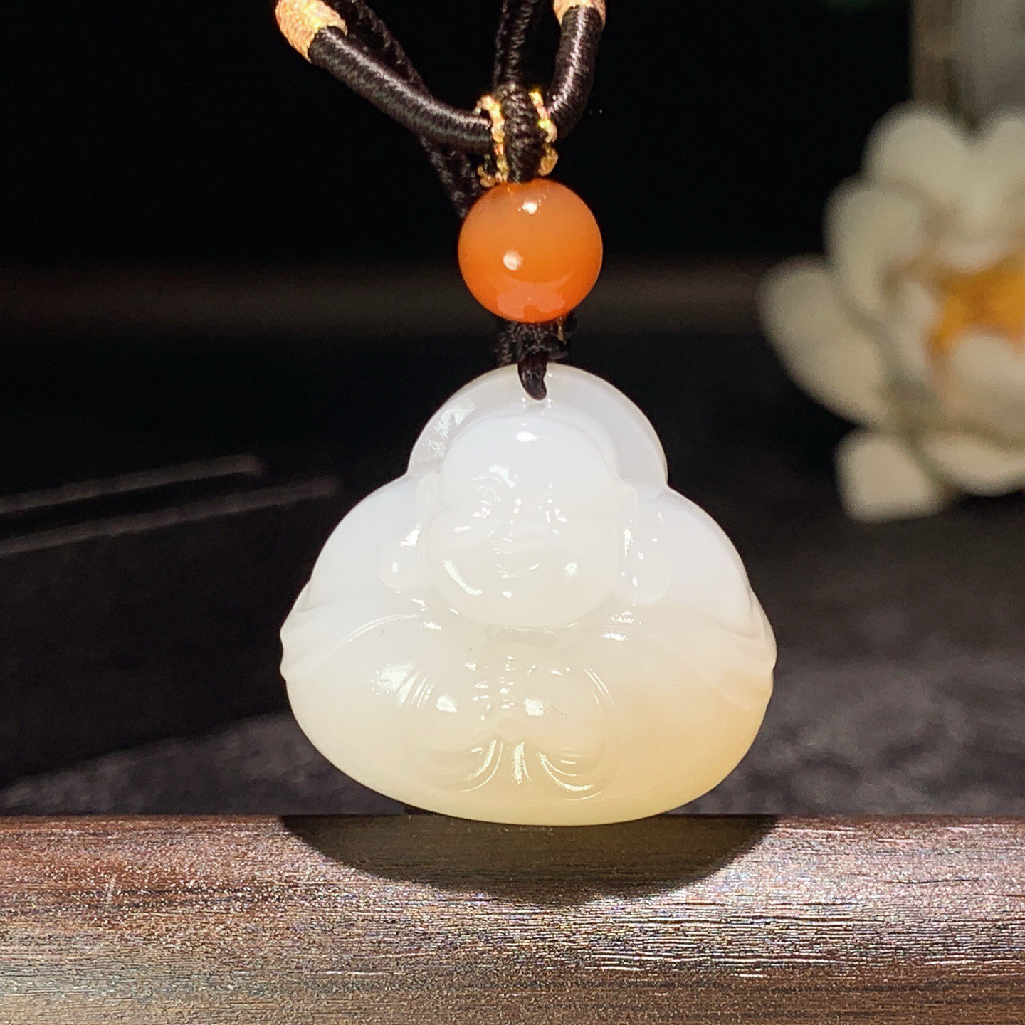 新疆和田玉白且末糖佛引福来挂件。尺寸23/25/14重14.8克。玉质细腻油润。手推出油。佩戴高端典