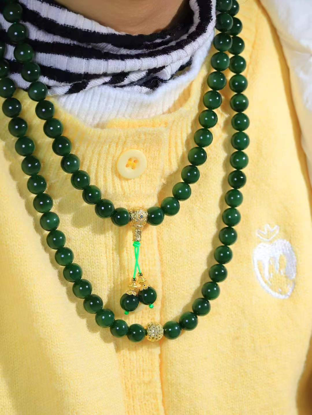 【链.108】

精品和田玉碧玉圆珠108挂链 玉质温润细腻 油性十足 佩戴舒适。珠珠落玉盘，间关莺