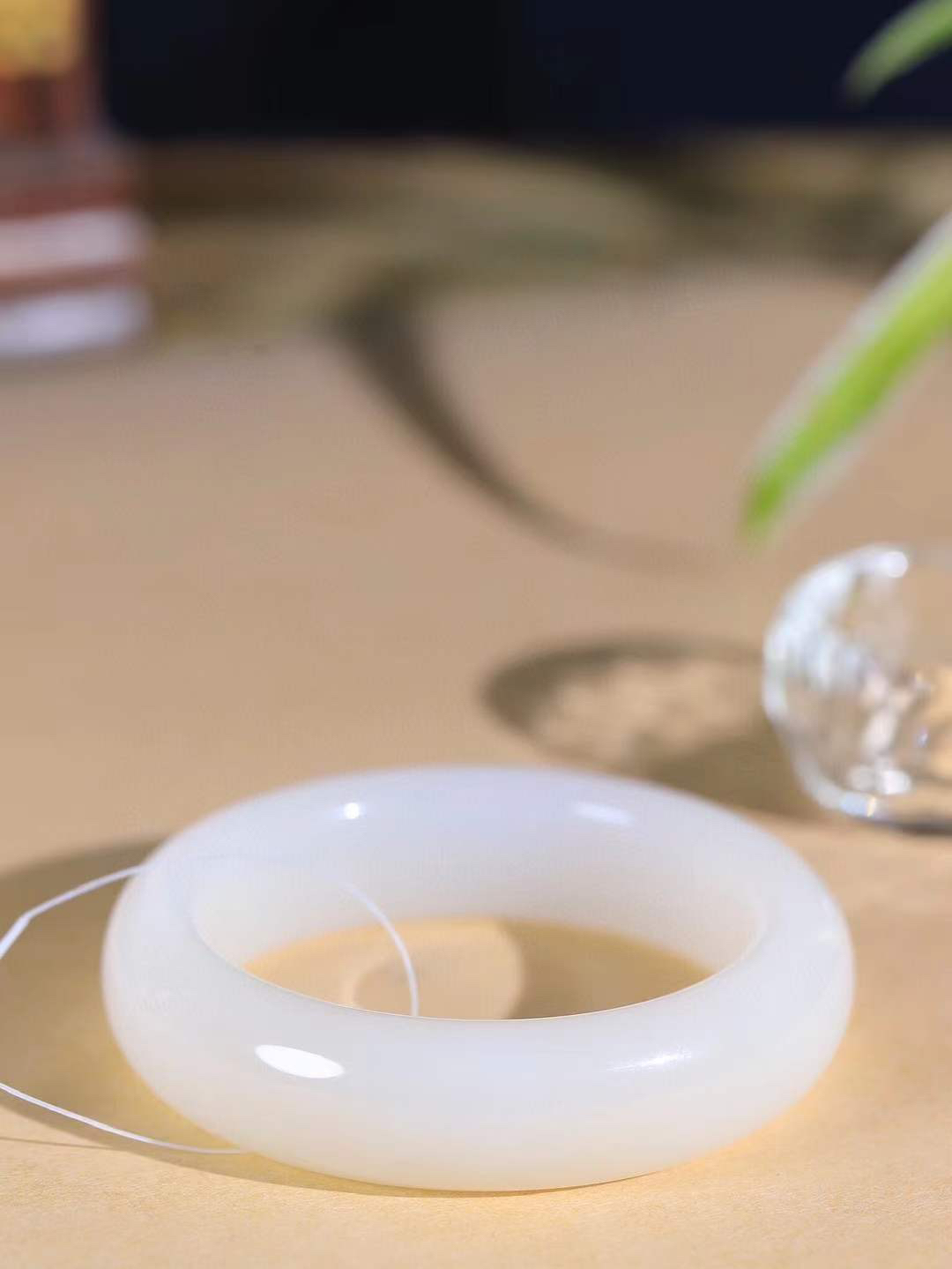 【情有独钟.手镯】

精品和田玉白玉手镯 玉质温润细腻 油性十足 手感舒适，高华雅逸，线条流畅，简