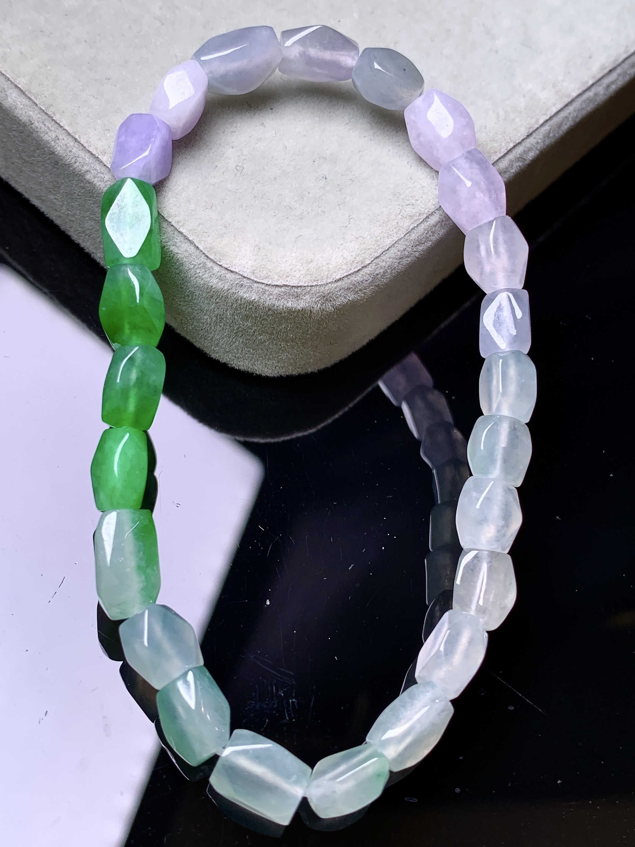 随形手链吊坠 玉质细腻 色泽艳丽清新 水润亮眼 整体尺寸7.5*5.6*4.5