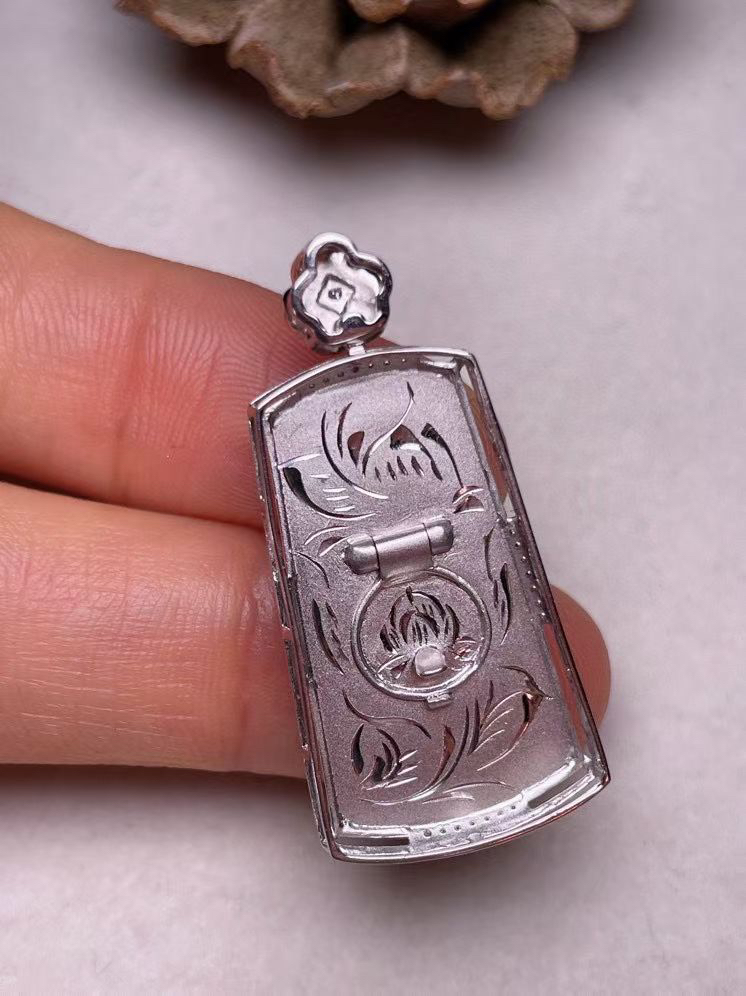 冰种辣绿平安无事牌吊坠、真金真钻镶嵌，种水好，玉质细腻 .裸石尺寸 25.5*14.3