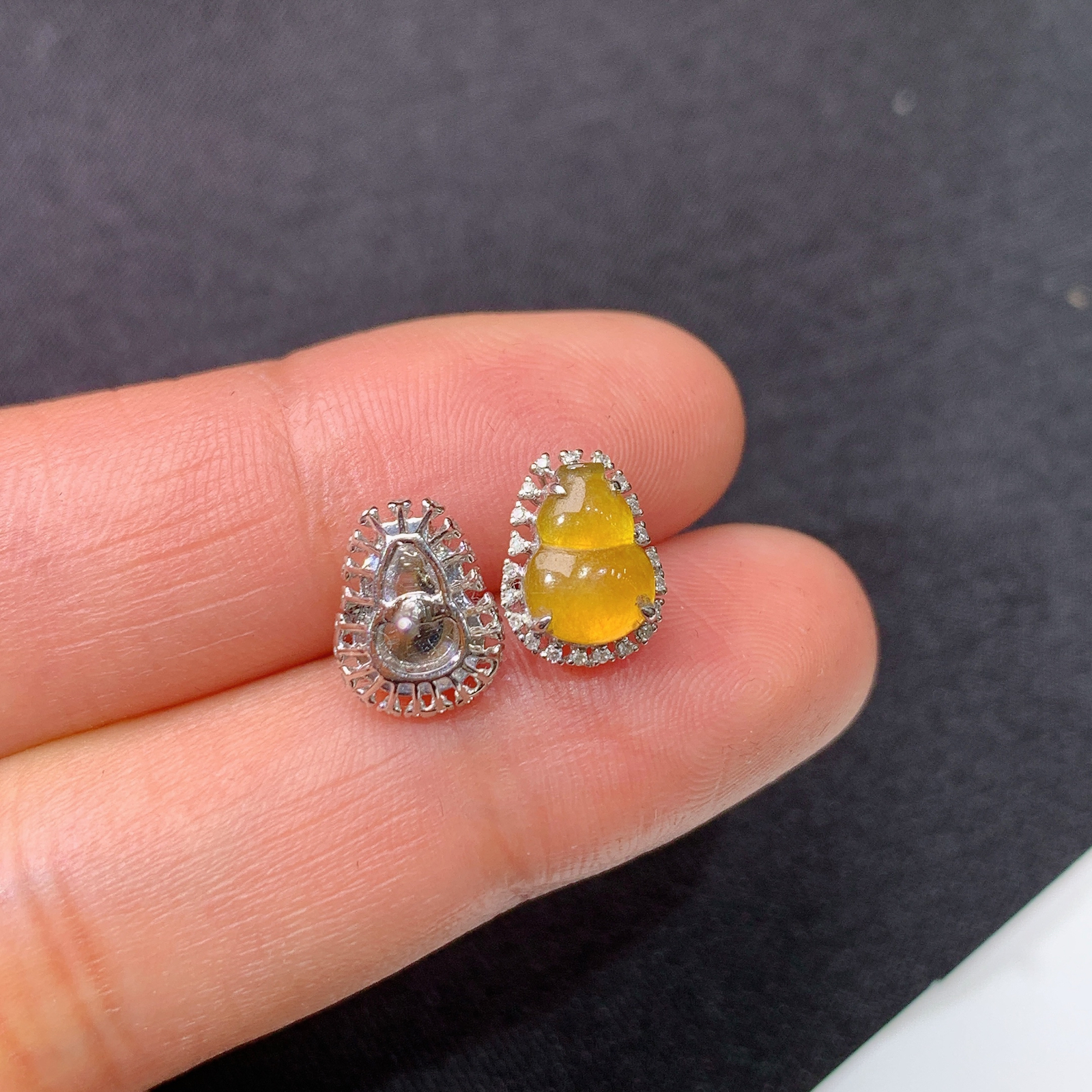 冰黄翡葫芦耳钉，18k金镶嵌，简约时尚，冰润鲜艳，种水足，Yt 尺寸7.3*5.6*2