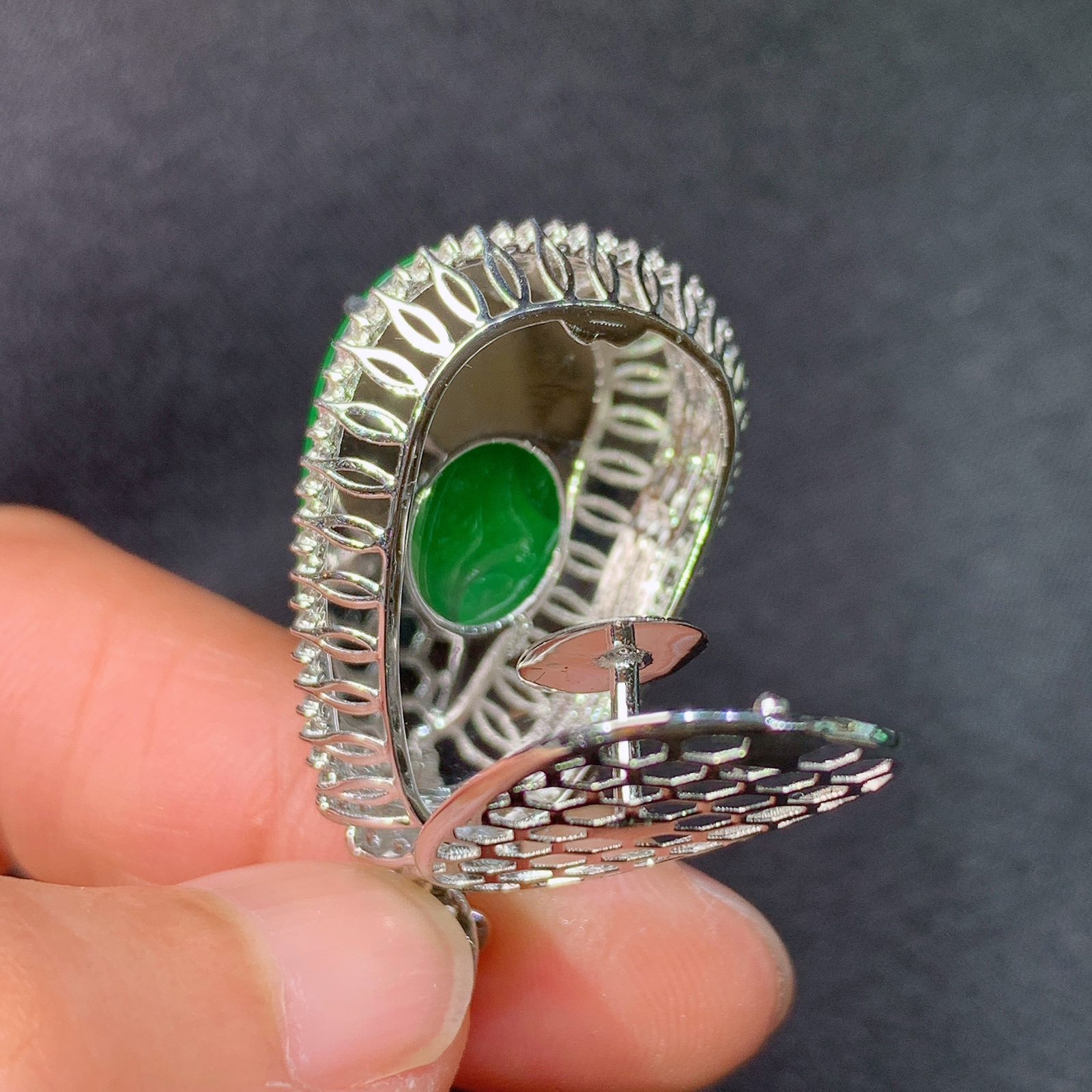 冰阳绿如意吊坠，18k金镶嵌，冰润色阳，玉质细腻，种水足，Lp 尺寸35.3*19.4*8.8