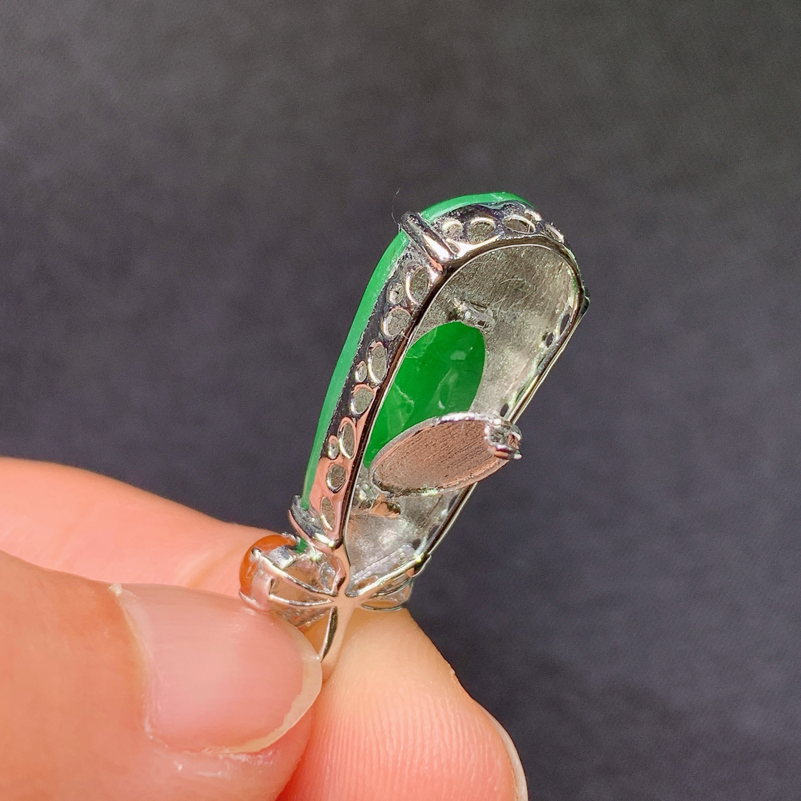 阳绿福豆吊坠，18k金镶嵌，冰润色阳，玉质细腻，种水足，Yt 尺寸25.8*9.6*6.9