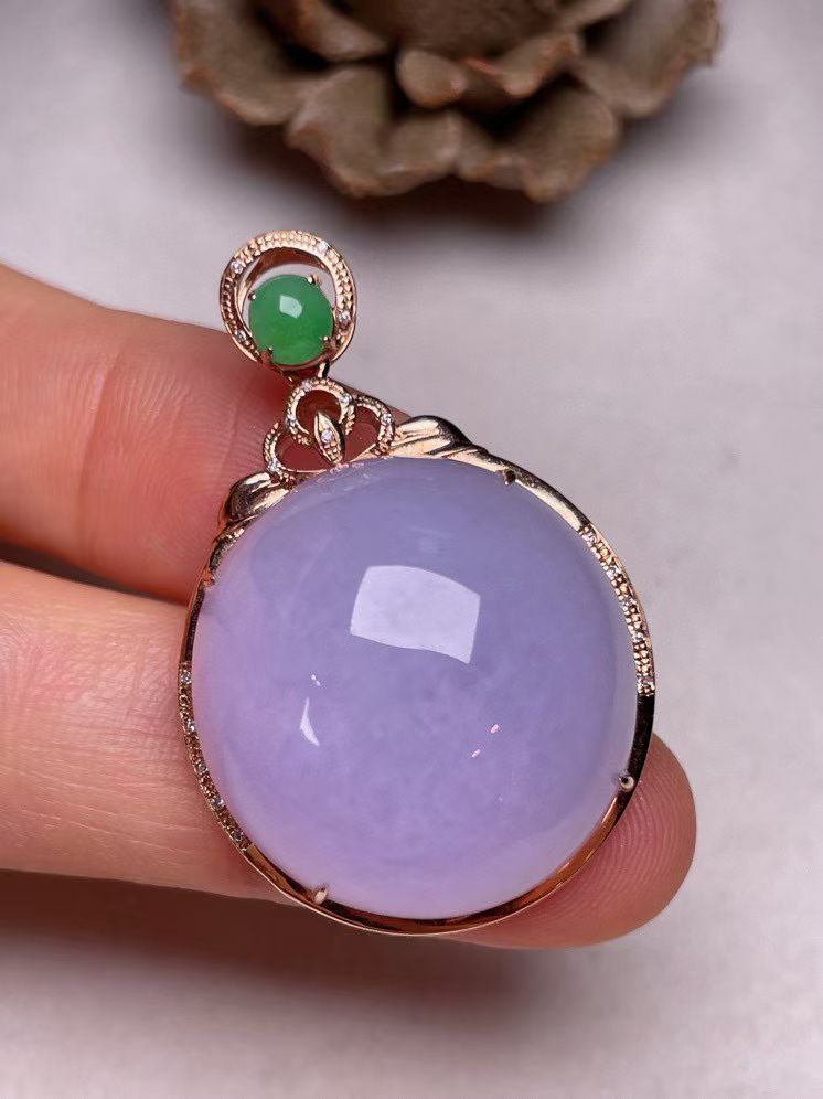 冰糯种紫罗兰大蛋面吊坠，真金真钻镶嵌，种水好，玉质细腻 .裸石尺寸 22.0