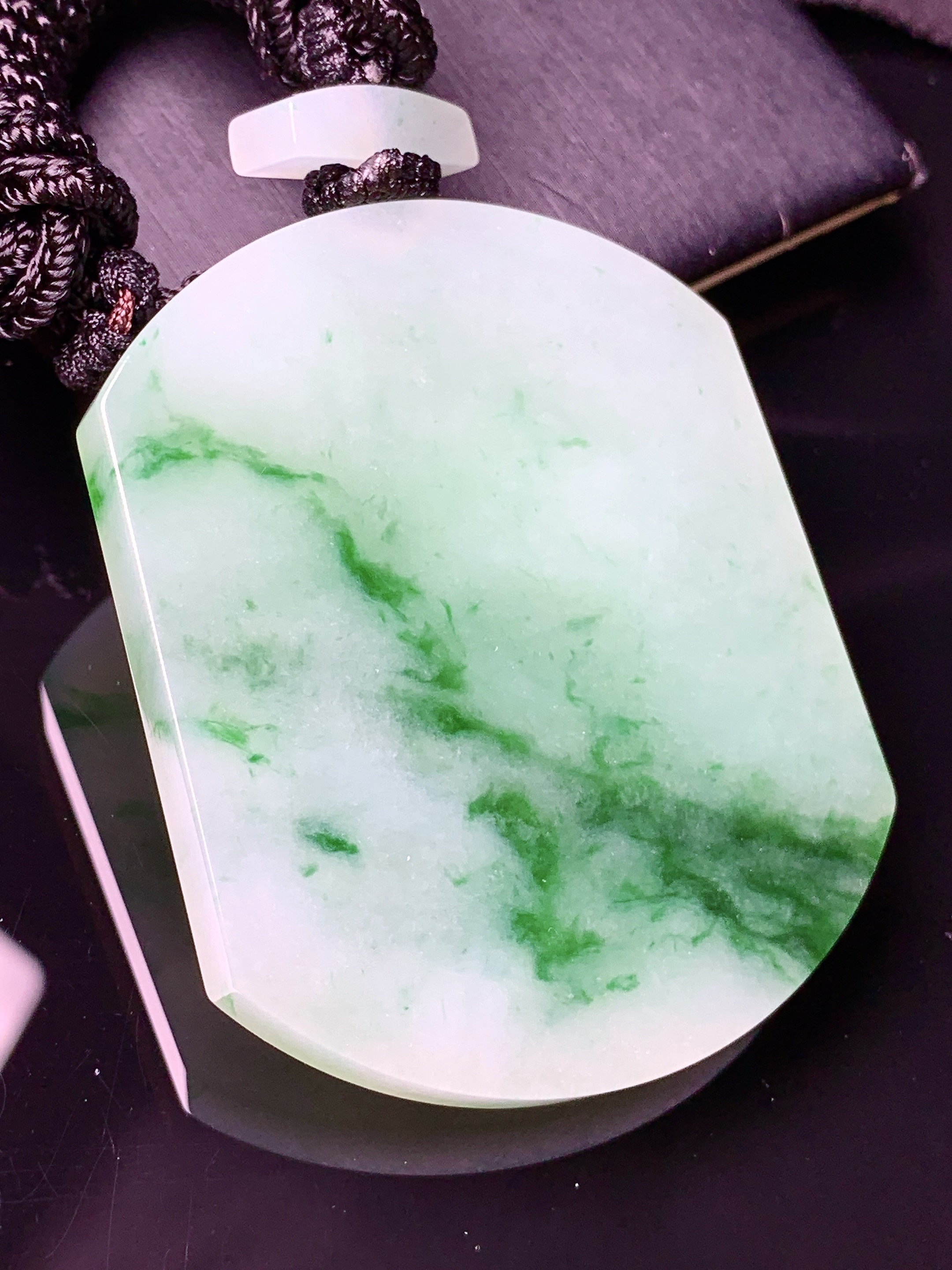 飘绿无事牌吊坠 玉质细腻 色泽艳丽清新 水润亮眼 整体尺寸54*44*5.8