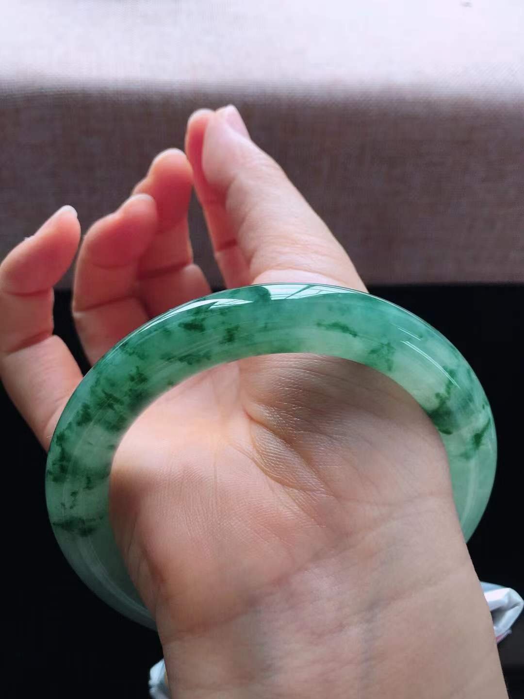 【翡翠名称】老种冰飘花61.6大圈口圆条手镯
【翡翠尺寸】61.6*12*11.5mm适合61.6-64正圈口佩戴
【翡翠描述】宝贝种老水足，玉质细腻，色泽靓丽，性价比高，佩戴效果好！
【其它赠送】权威证书/精美挂绳盒子/支持全国复检