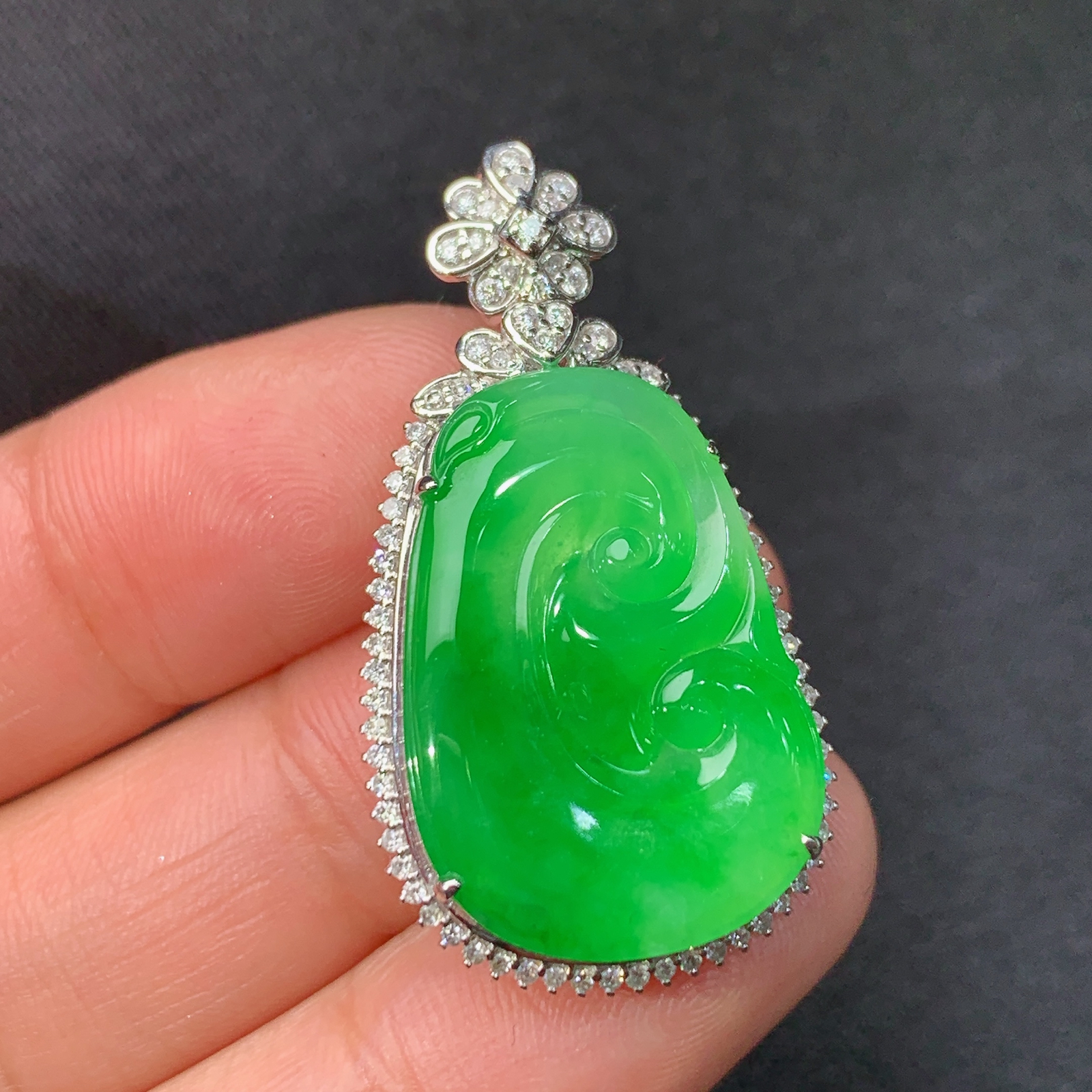 冰阳绿如意吊坠，18k金镶嵌，冰润色阳，玉质细腻，种水足，Lp 尺寸35.3*19.4*8.8