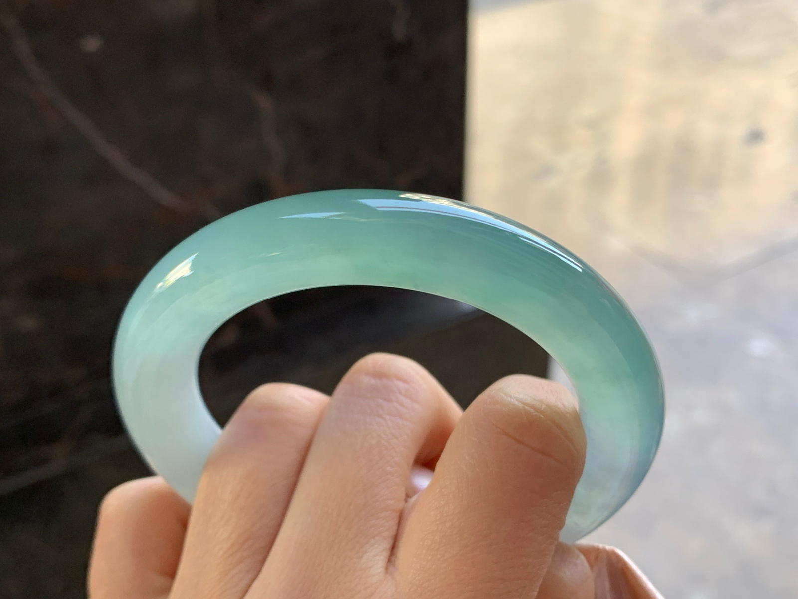 57-12

冰晴蓝圆条手镯^_^颜色鲜艳