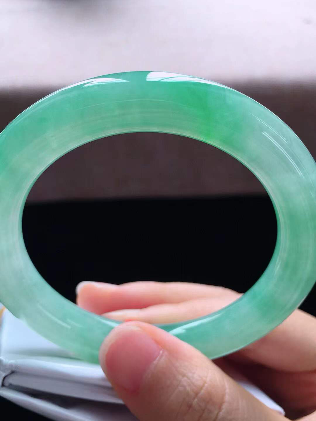 【翡翠名称】老种冰飘绿54.6圈口圆条手镯
【翡翠尺寸】54.6*10*10.2mm适合54.6-57圈口佩戴
【翡翠描述】宝贝种老水足，玉质细腻，色泽靓丽，性价比高，佩戴效果好！
【其它赠送】权威证书/精美挂绳盒子/支持全国复检