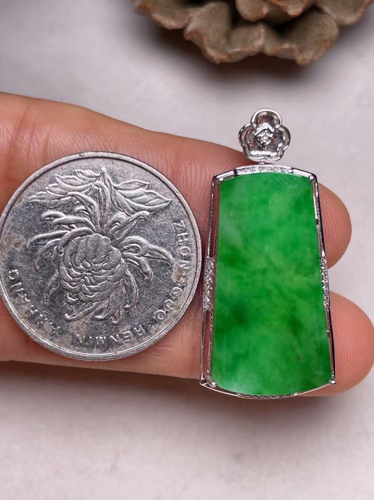 冰种辣绿平安无事牌吊坠、真金真钻镶嵌，种水好，玉质细腻 .裸石尺寸 25.5*14.3