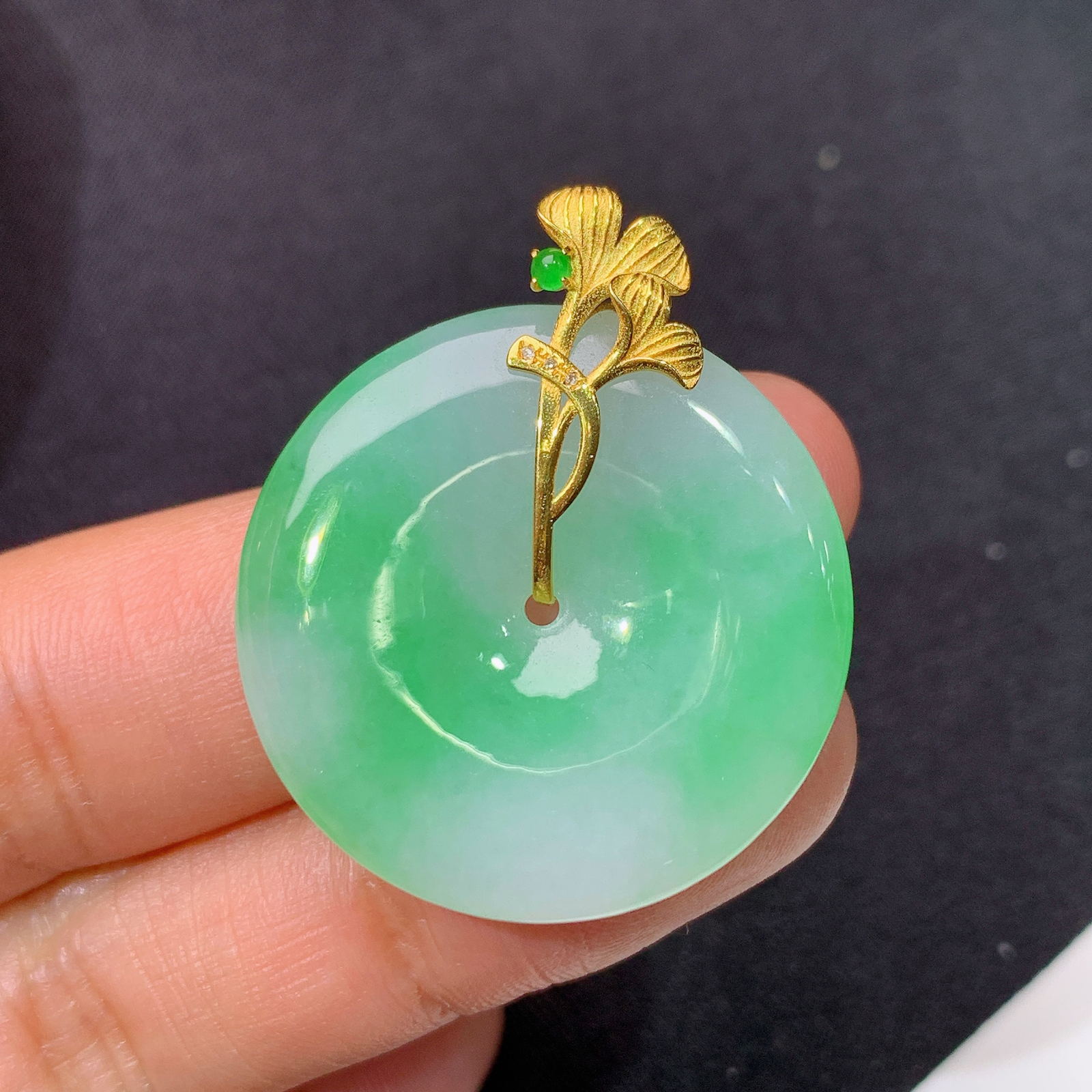 飘绿平安扣吊坠，18k金镶嵌，冰润色阳，玉质细腻，种水足，J34 尺寸33.6*28.2*4.3