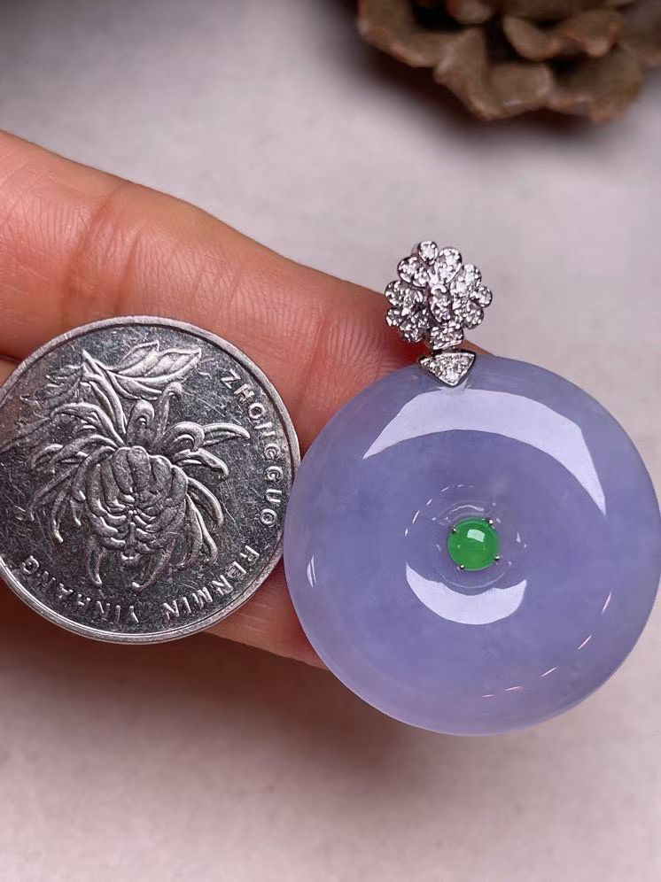 冰糯种紫罗兰平安扣吊坠，真金真钻镶嵌，种水好，玉质细腻 .裸石尺寸 28.6