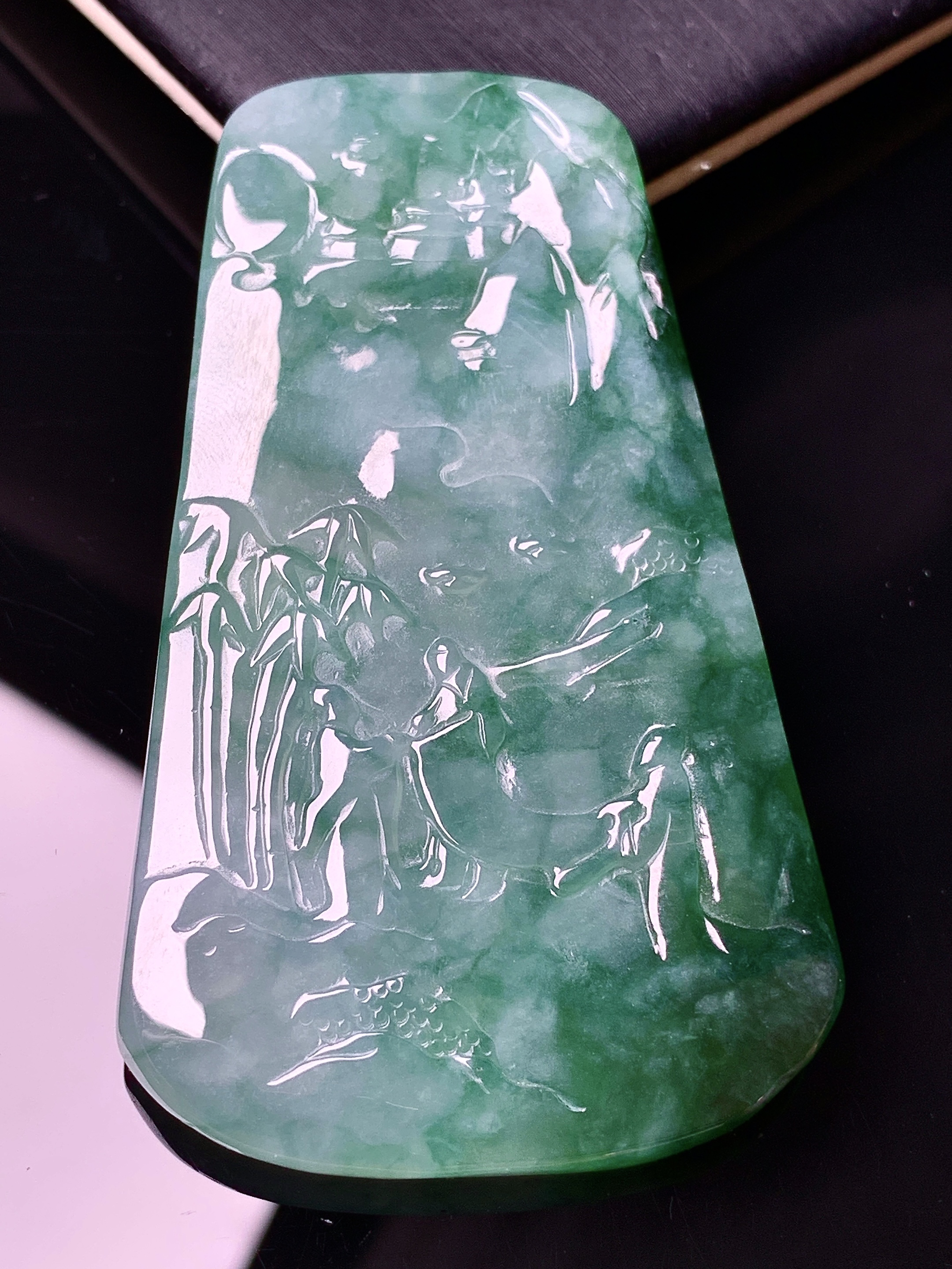 飘绿山水牌子吊坠 玉质细腻 色泽艳丽清新 水润亮眼 整体尺寸51.8*36.5*4.5