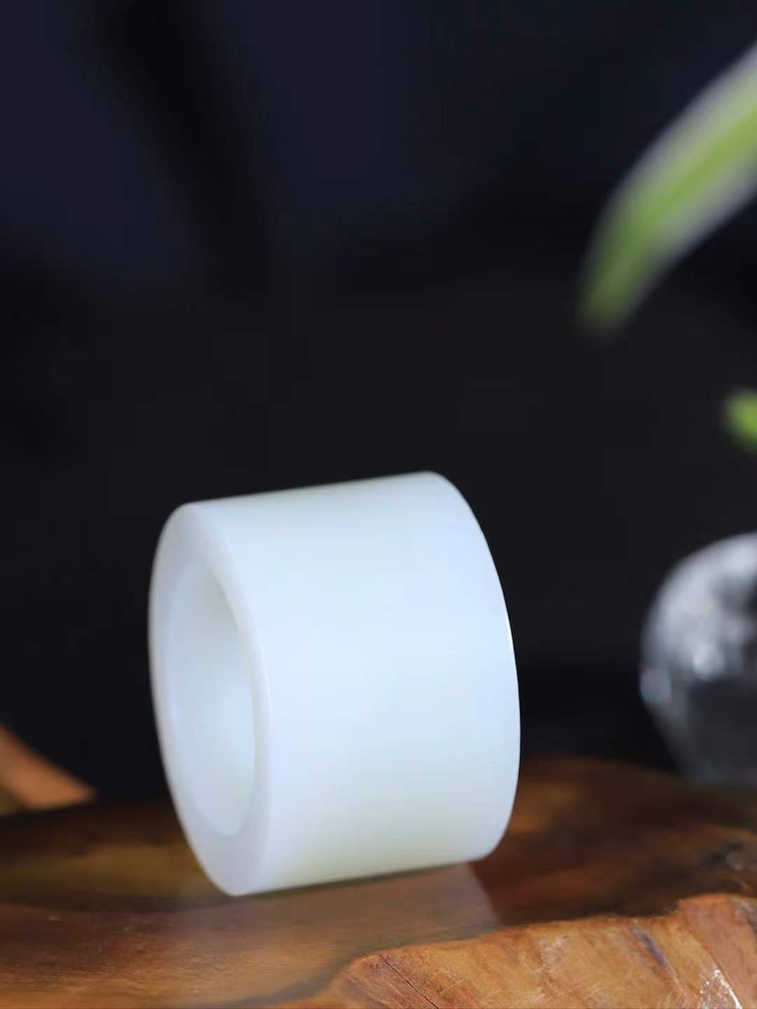 【古韵·扳指】

精品和田玉白玉扳指，玉质温润，油润感十足， 整器古韵生辉。优雅高贵。运筹帷幄于掌中，决胜于千里之外。重26.3克 内径圈口22.2mm尺寸21-5mmFDL-3634942