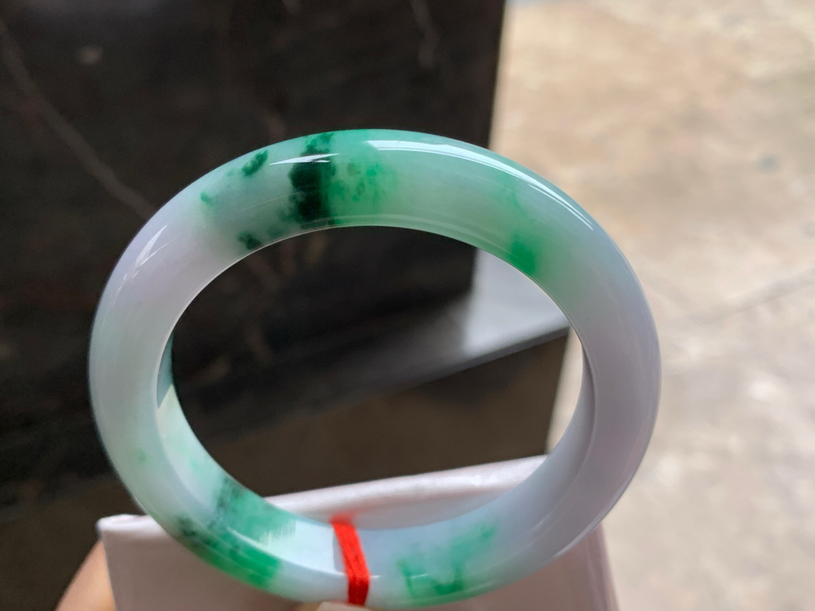 55-12-9.2

带色手镯^_^颜色鲜艳 玉质温润