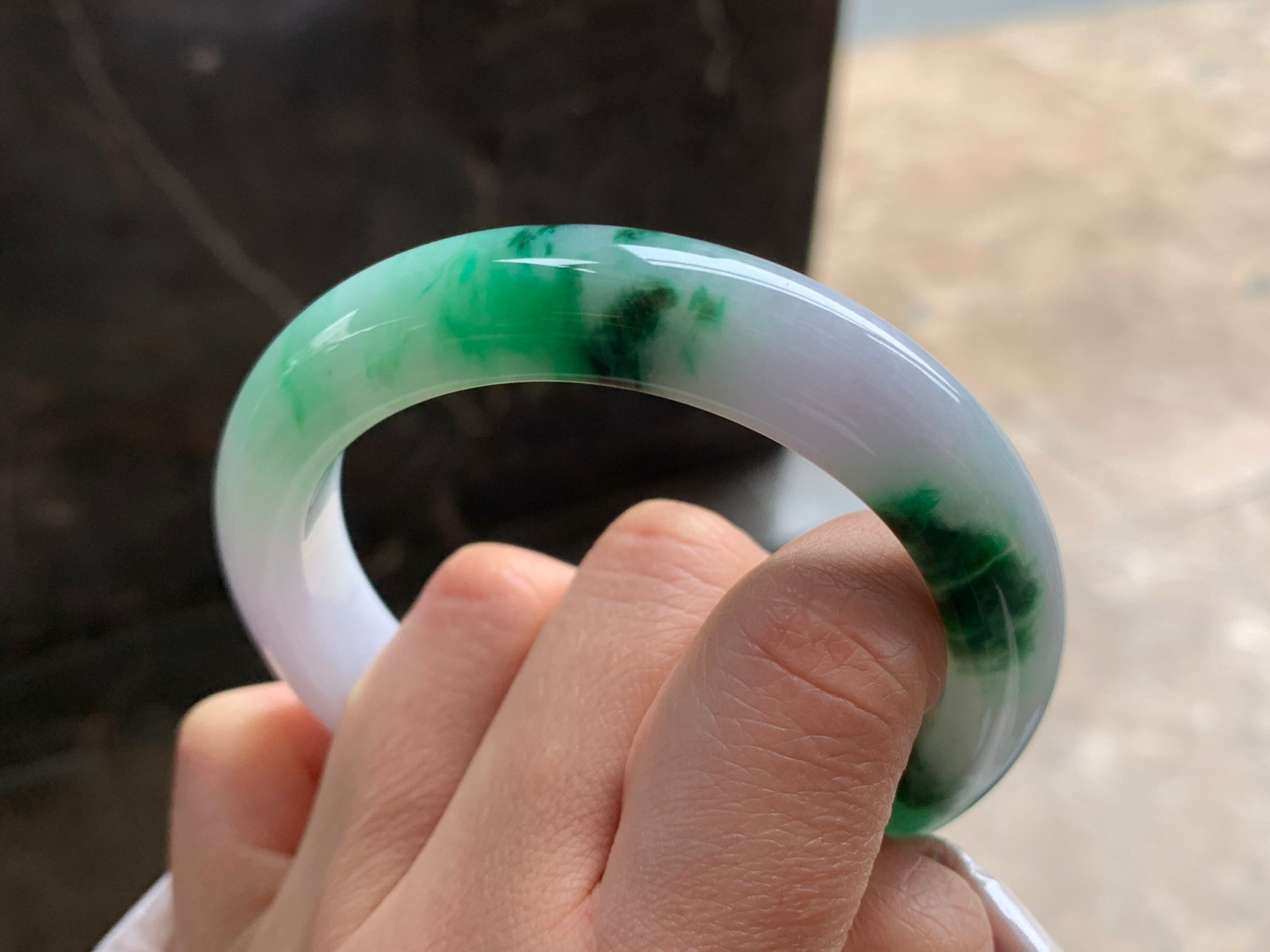 55-12-9.2

带色手镯^_^颜色鲜艳 玉质温润