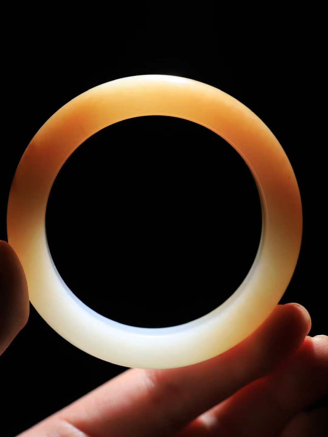 【暖玉生香·手镯】

收藏级臻品和田玉糖白玉手镯，质地油润细腻，色泽高贵典雅，镯型古朴典雅。在诗情画意的雨巷相遇，你是我腕间的一抹风情，有你眸有深情，清风荡漾湖间静水，我愿俯身低眉，在烟波涟漪处，寻你深情倩影。内径55mm尺寸14-10mm重67克  6928358A