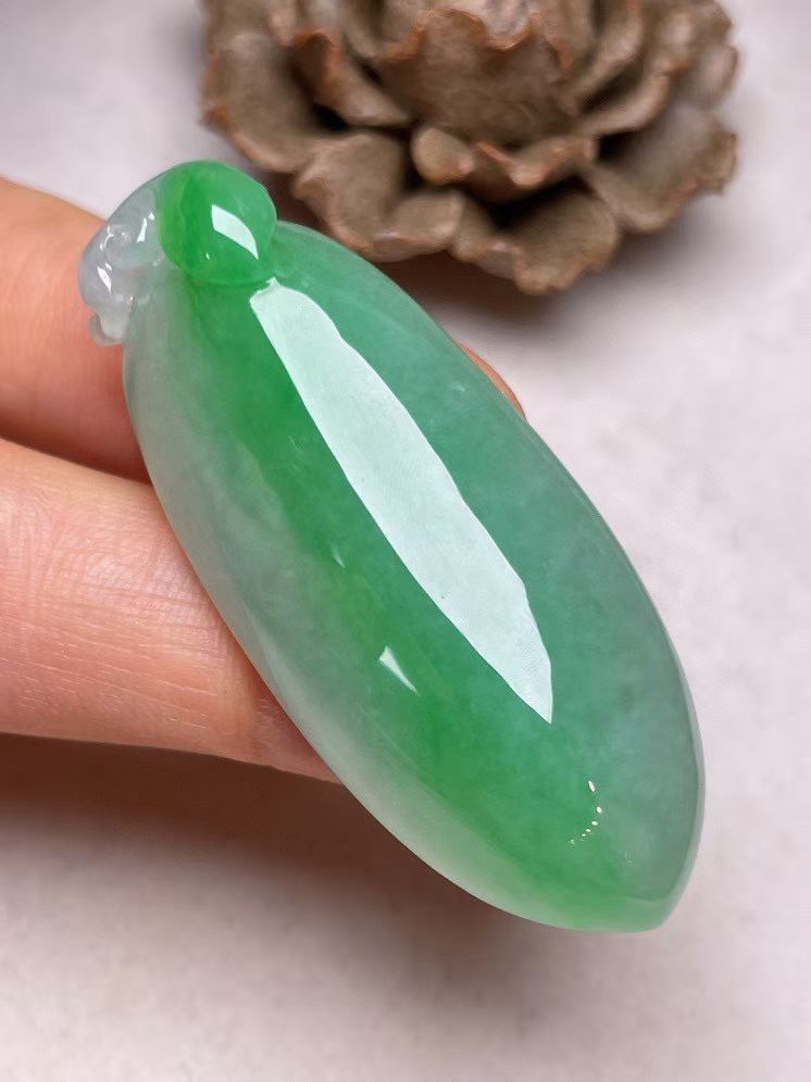 冰糯种飘绿【福瓜】吊坠，种水好，玉质细腻 ，卖相好、