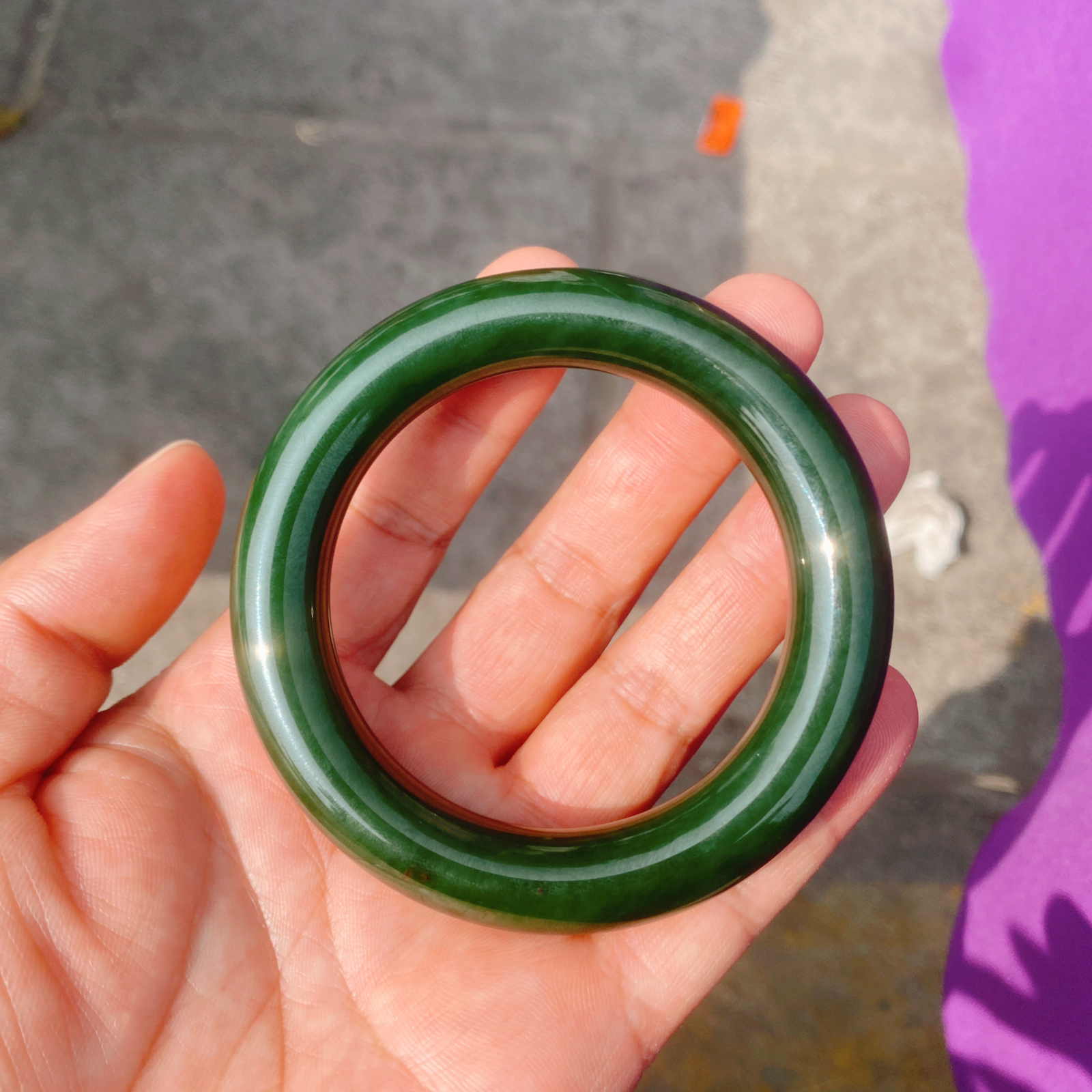 精品手镯和田玉菠菜绿红皮老料俄罗斯圆条手镯。56/12尺寸重73克 玉质细腻油润底色纯净脂粉好品质好