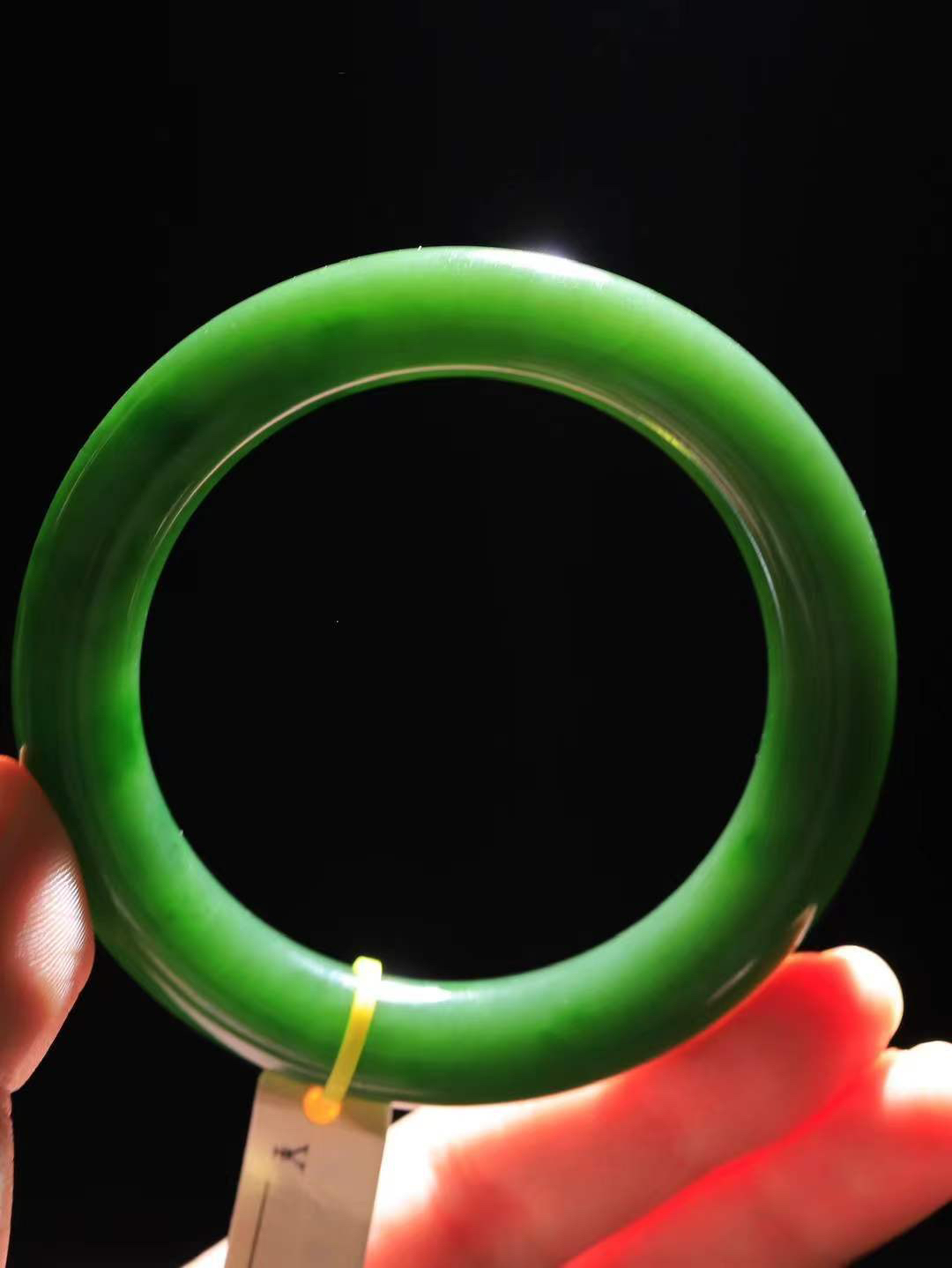 【碧波流转·手镯】

收藏级臻品️和田玉碧玉圆条手镯，玉质细腻温润，手感舒适，️线条流畅，简约大气，美自天成，佩戴于腕间，婉约之美，举手投足间透出那份低调奢华，醉人心扉。
重73克 内径圈口58.5mm尺寸11.3-11.8mm  FDA-1325308