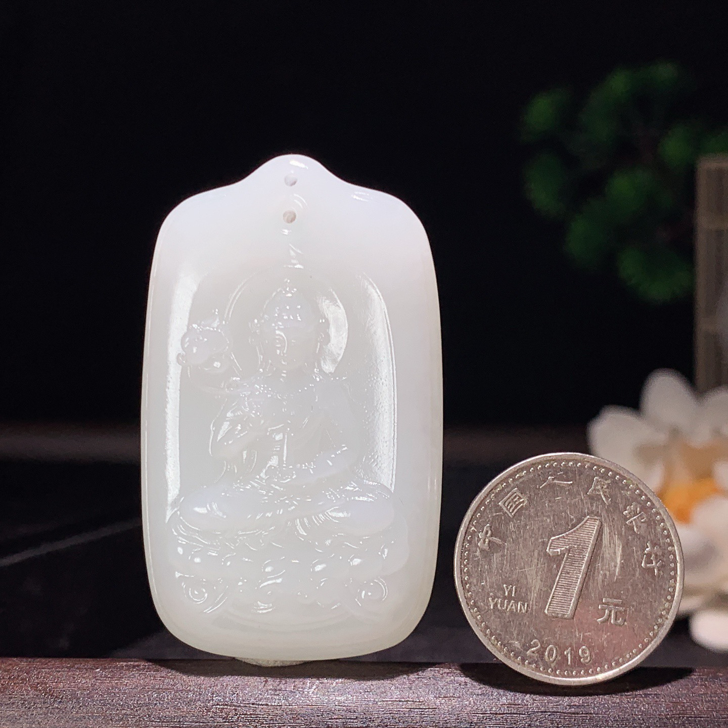 新疆和田玉羊脂玉座莲观音挂件。尺寸50/30/10重31克。玉质细腻油润。手推出油。佩戴高端典雅。lt260309